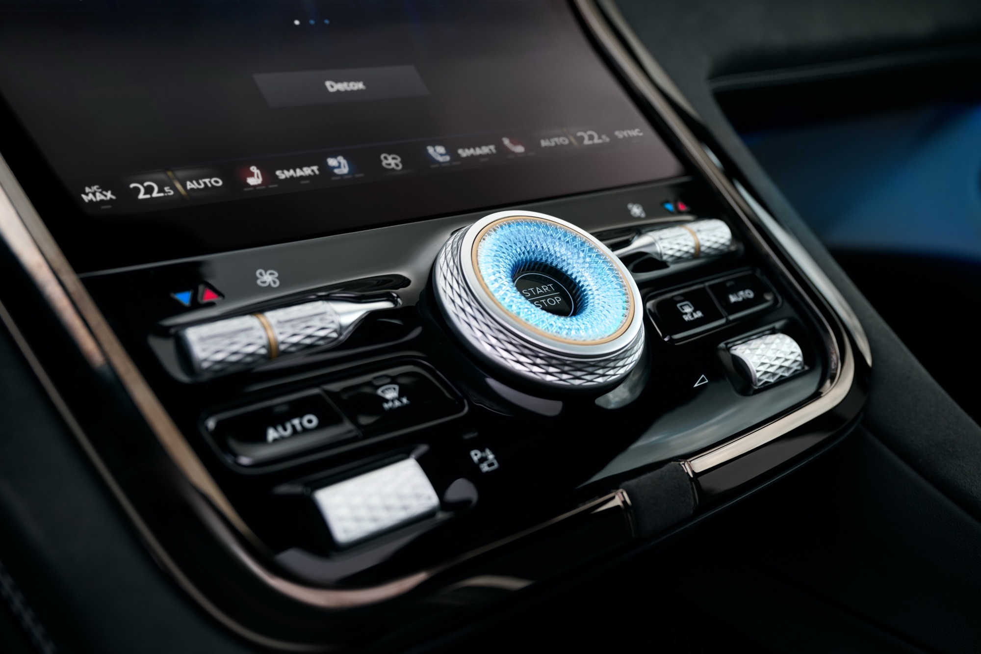 The knurled controls on the centre console
