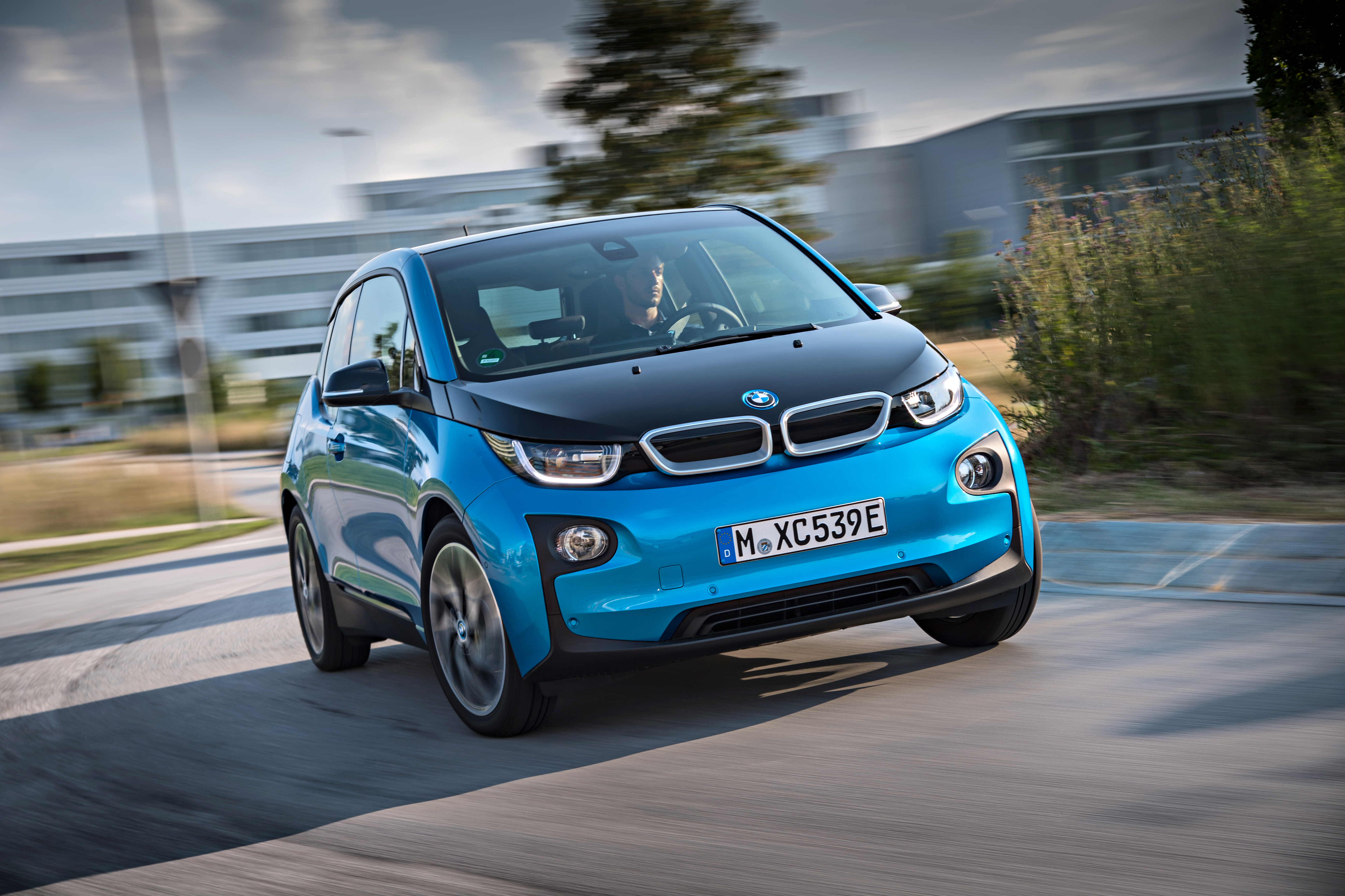 Driving blue/black BMW i3 94ah