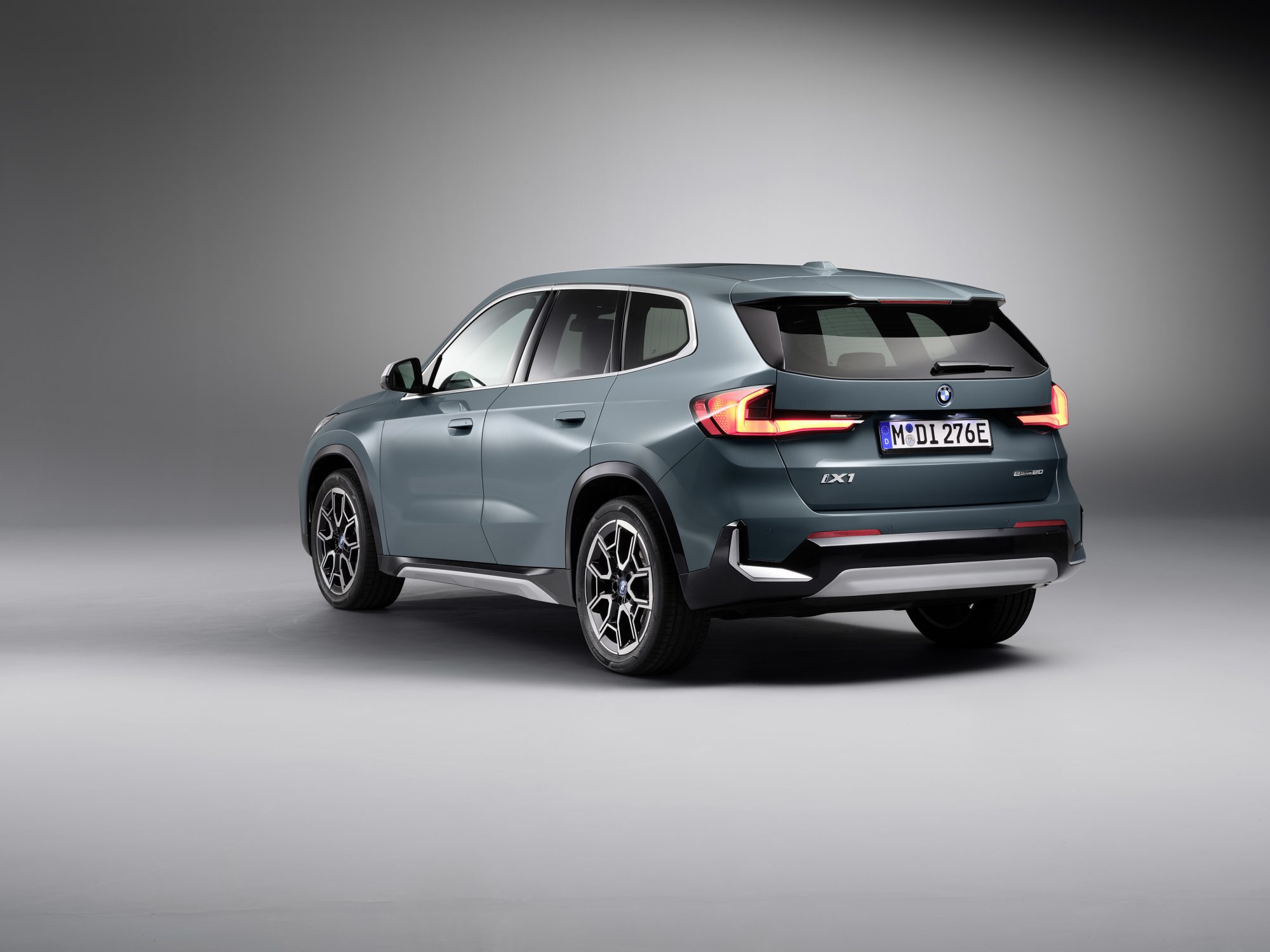 iX1, rear three-quarter