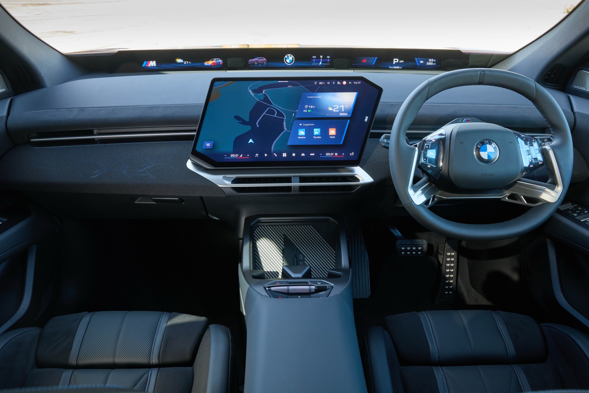 Inside the iX3 40, with the same standard equipment as the 50 xDrive