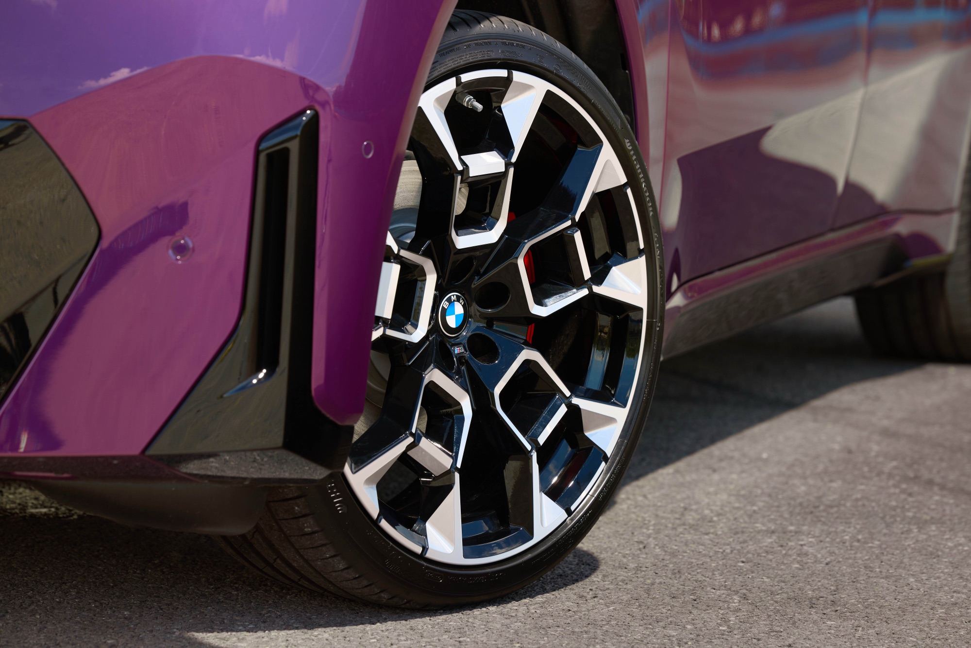 The iX3 40's wheel and front wing