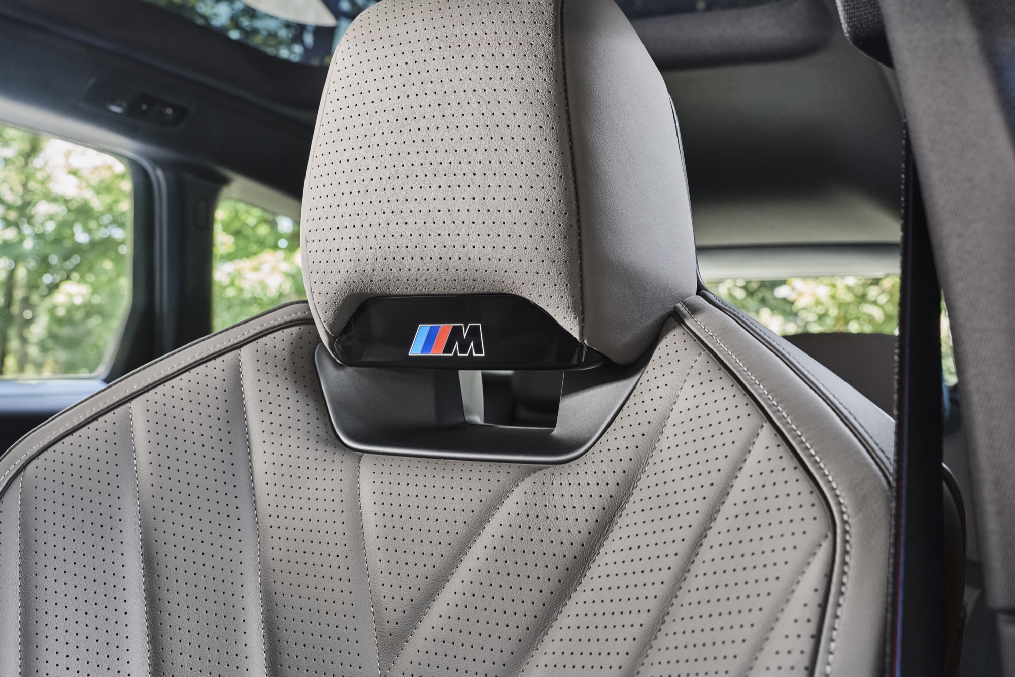 The illuminated M logo in the M Sport seat