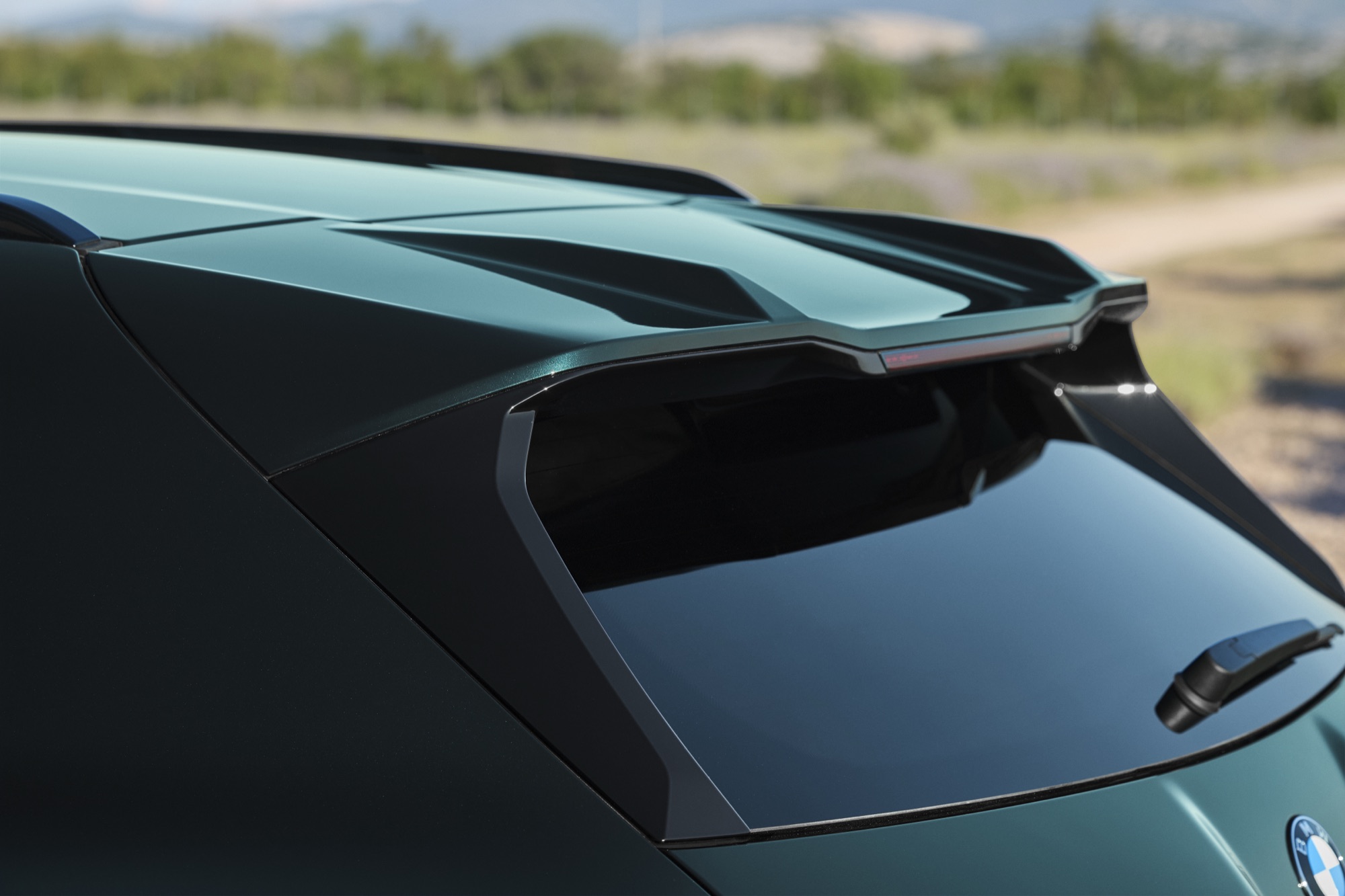 The roof edge spoiler and its two aeroblades