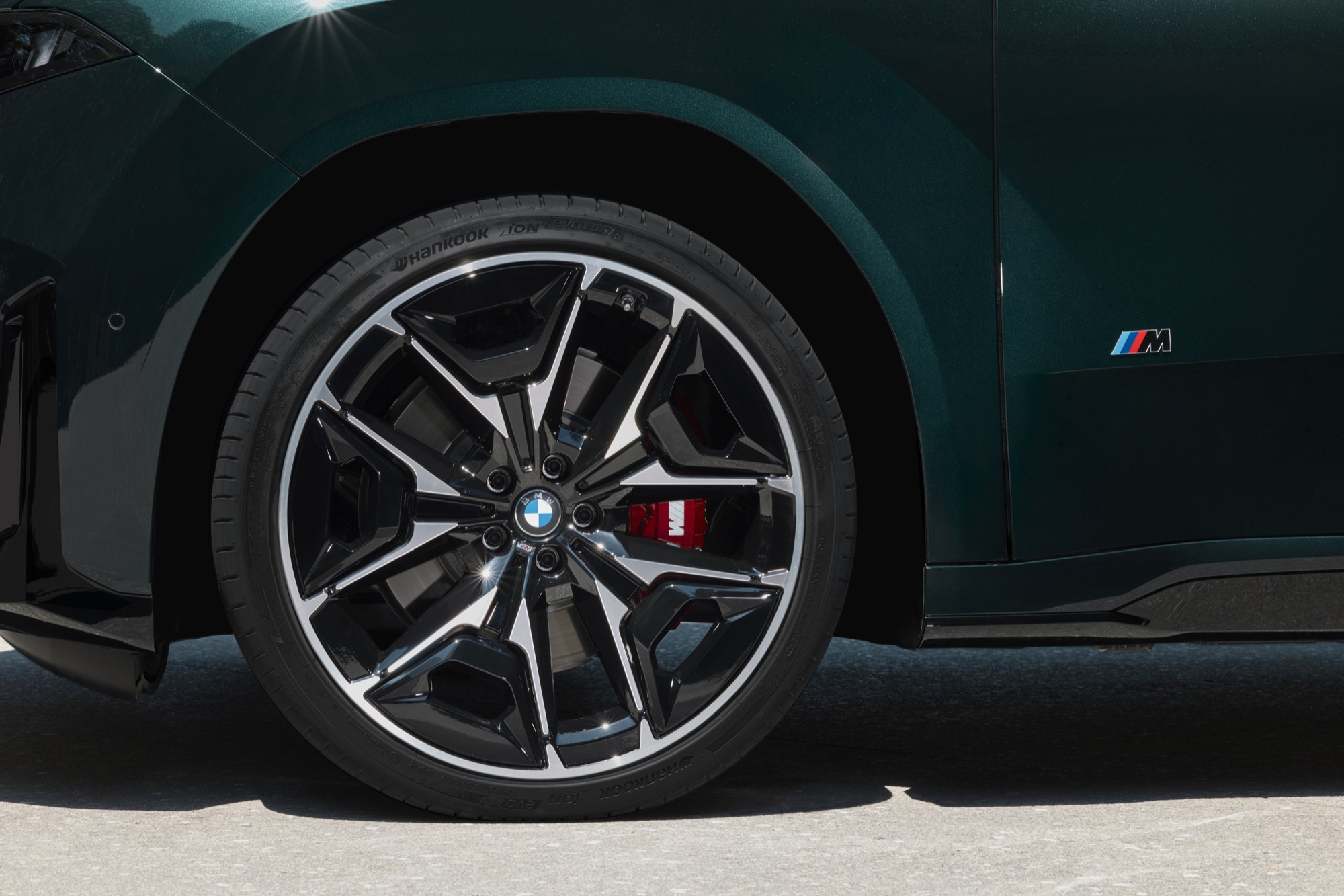 A 21 inch M wheel and the M logo on the flank