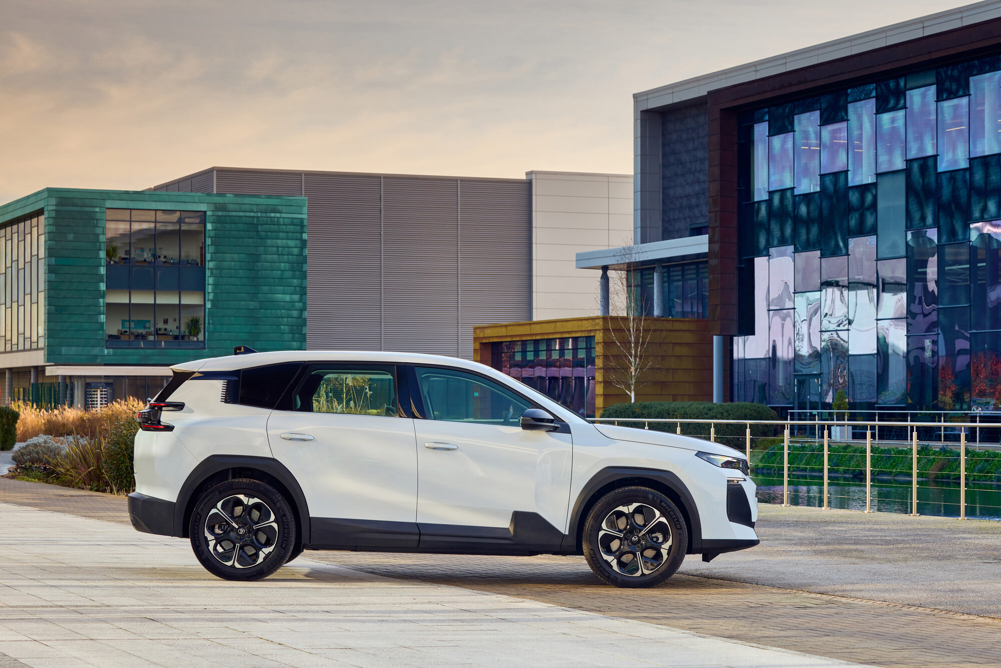 ë-C5 Aircross from the side