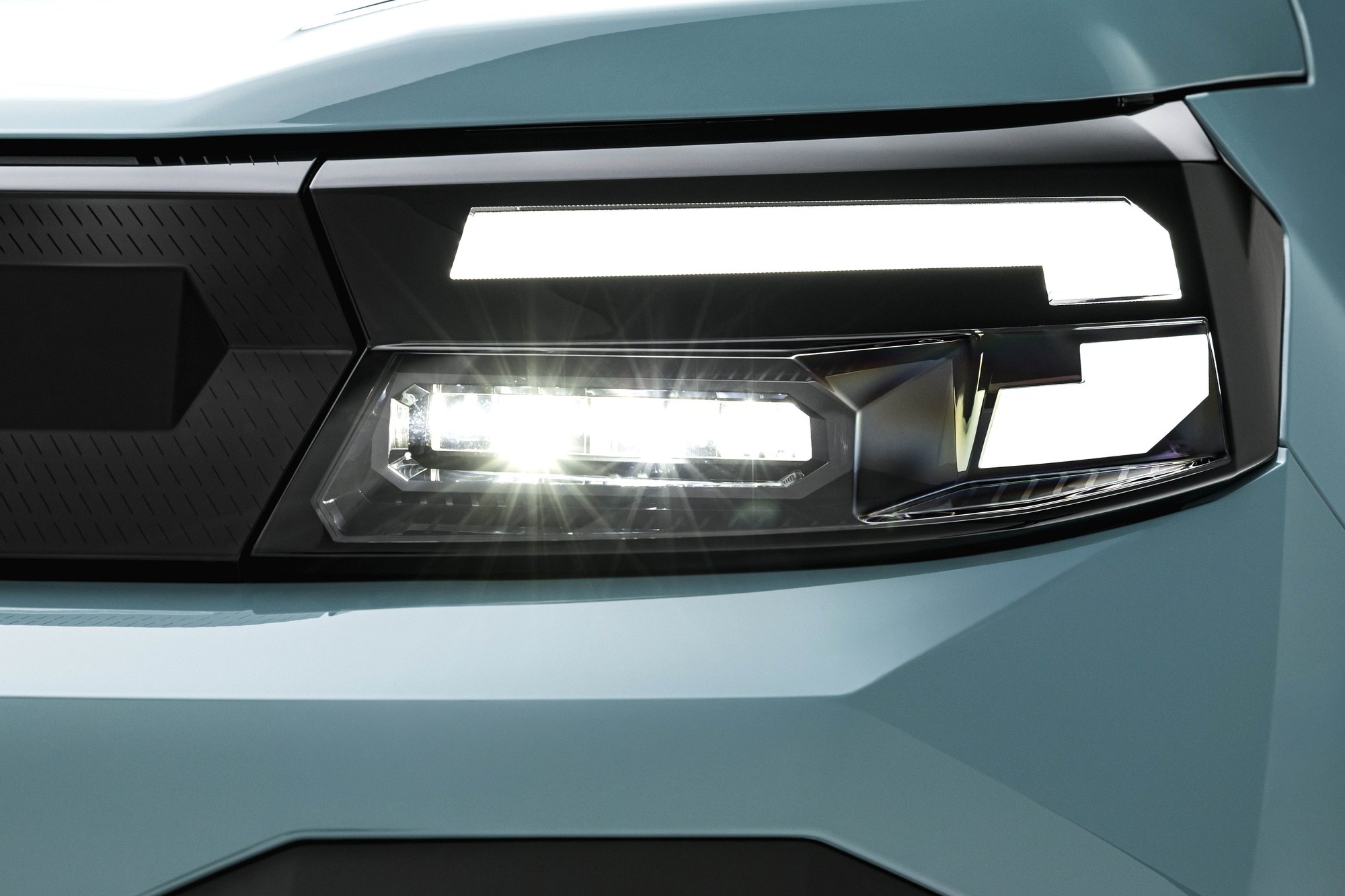 The light signature: only the top half is lit, and the lower half reflects it