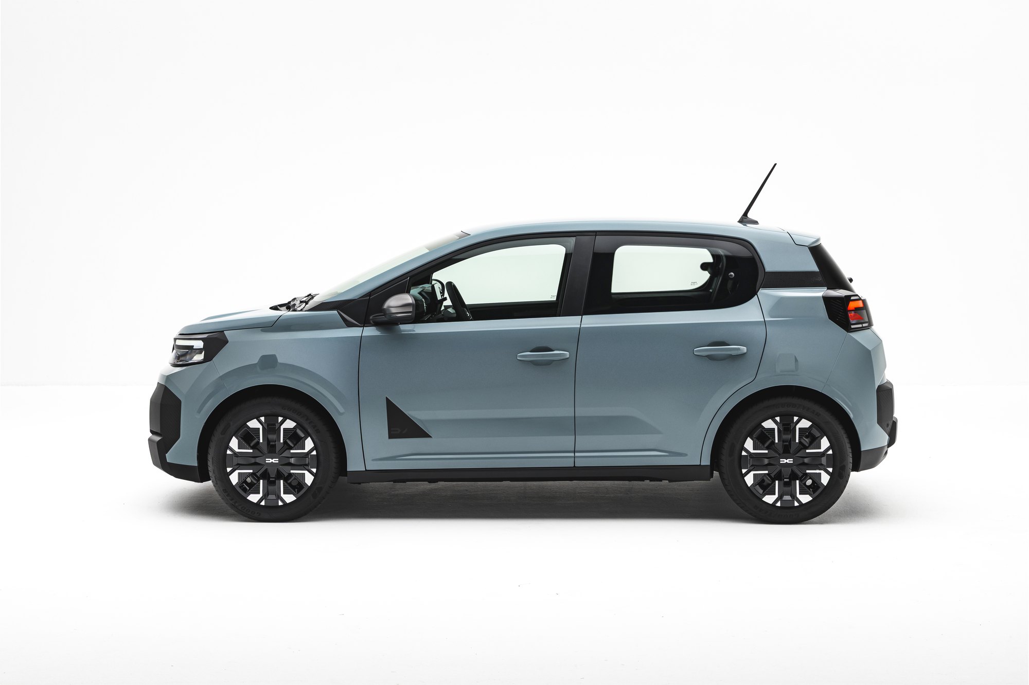 Spring from the side, on the 16-inch Drava wheels