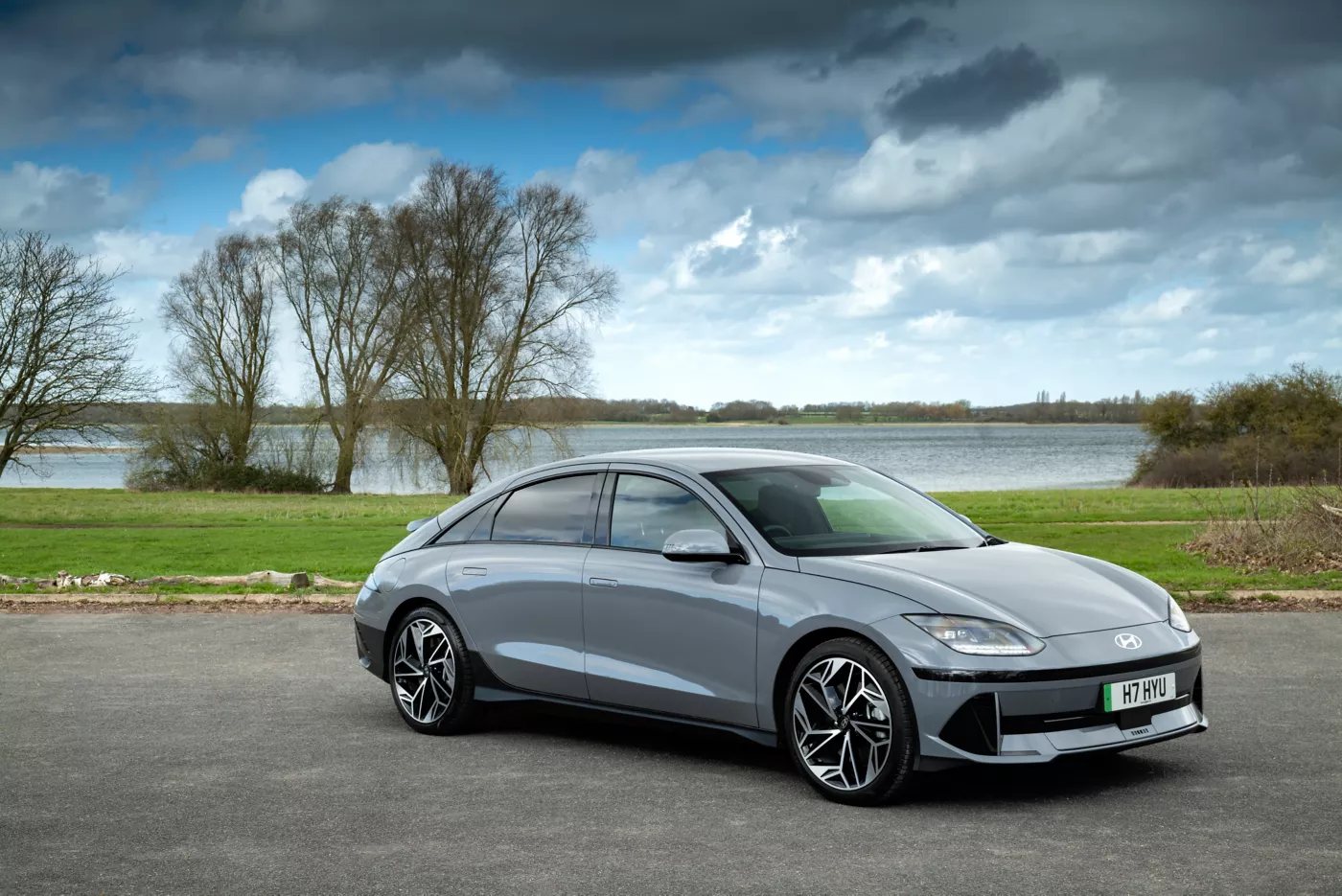 Hyundai IONIQ 6, from the side