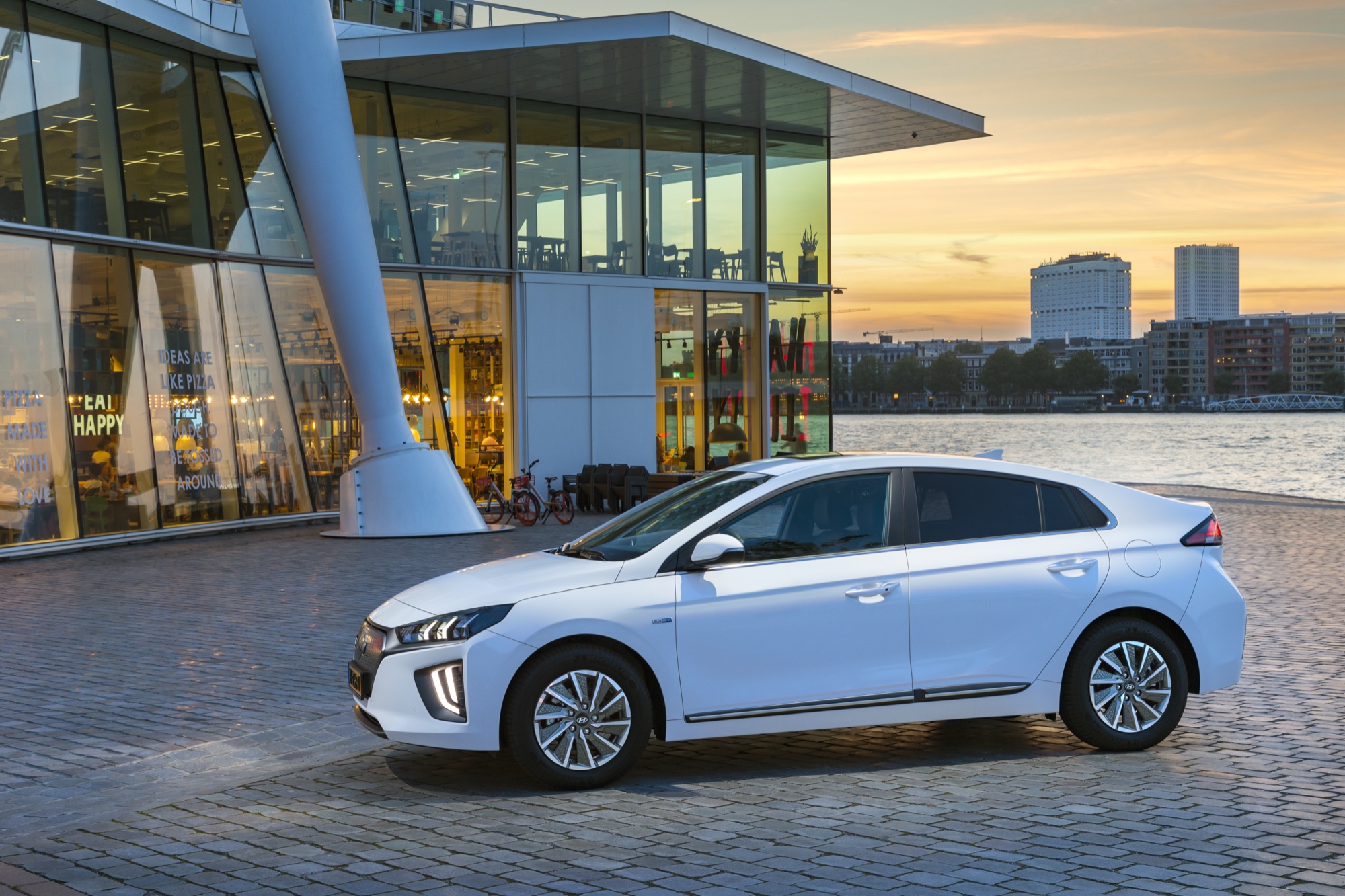 IONIQ Electric, from the side