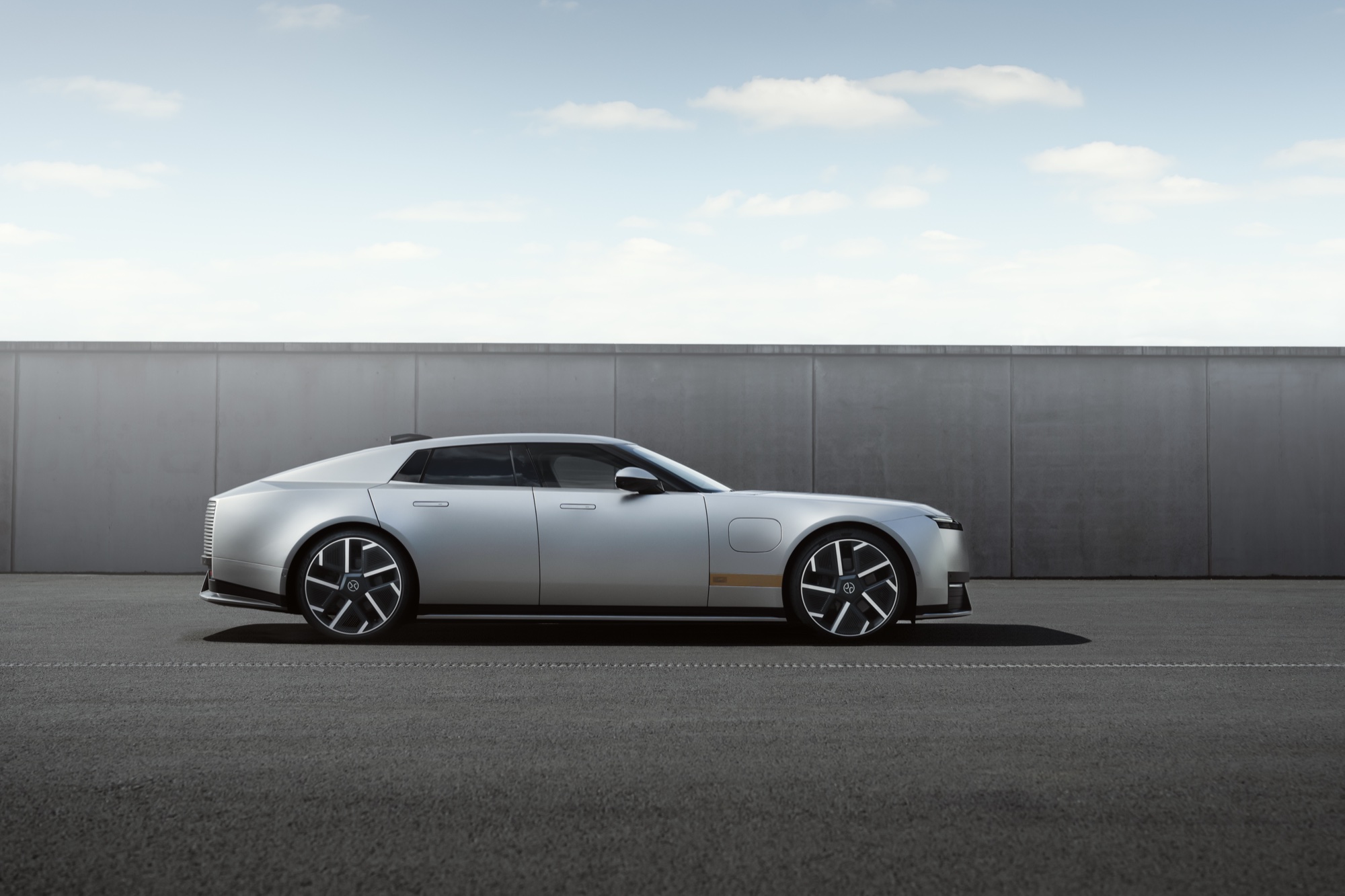 Long bonnet, low roof and 23-inch wheels
