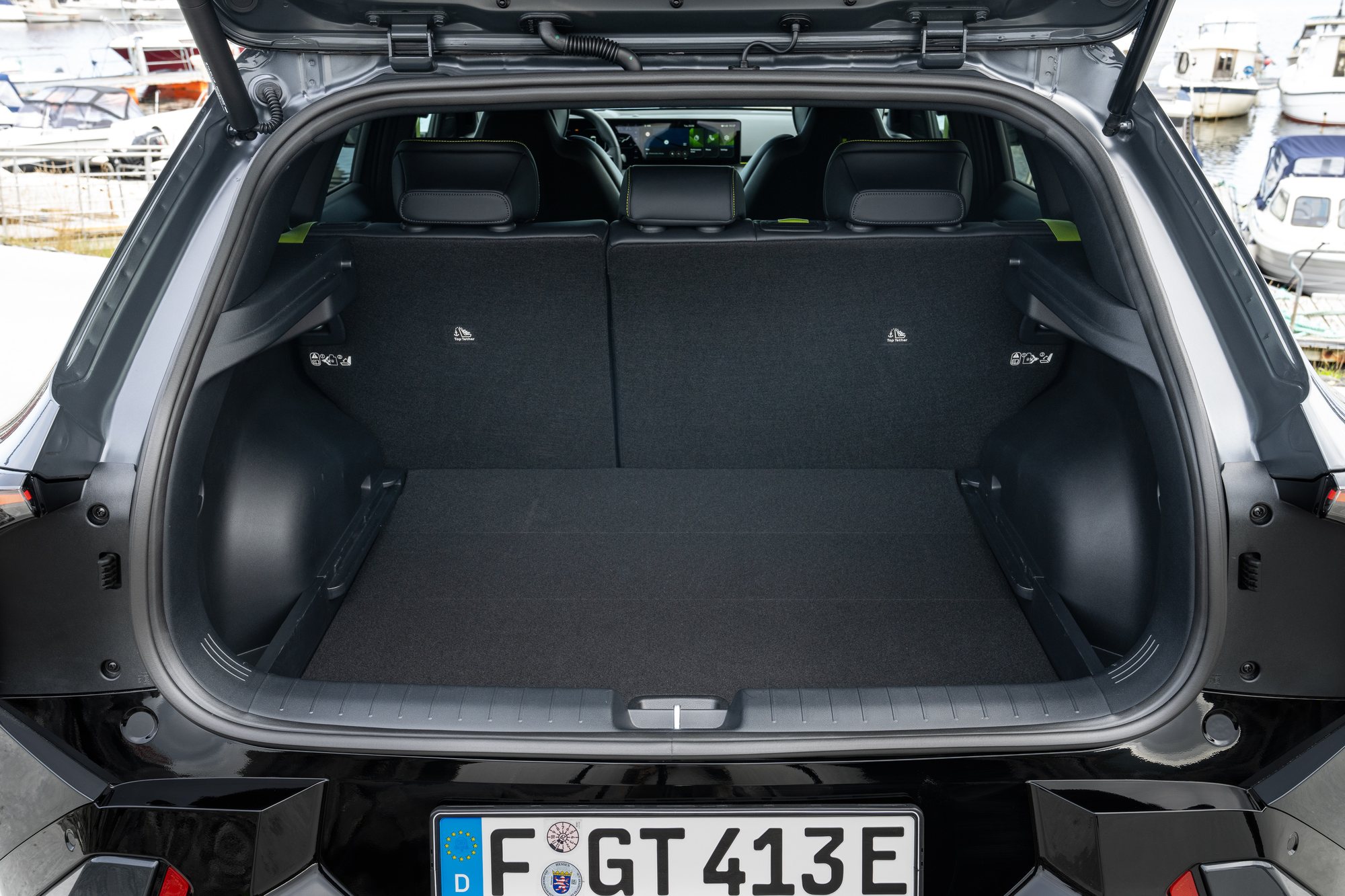 The boot: 377 litres, against 435 in a single-motor EV4