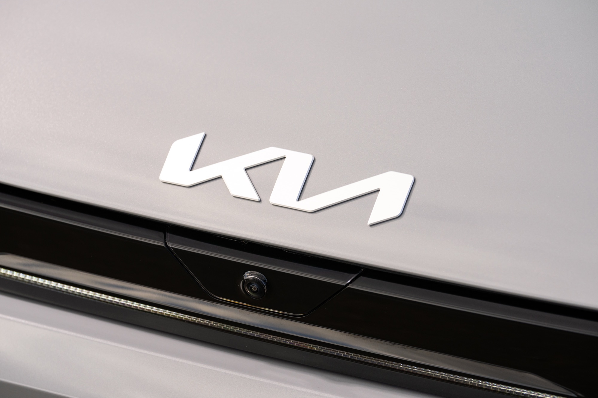 The Kia badge and tailgate camera