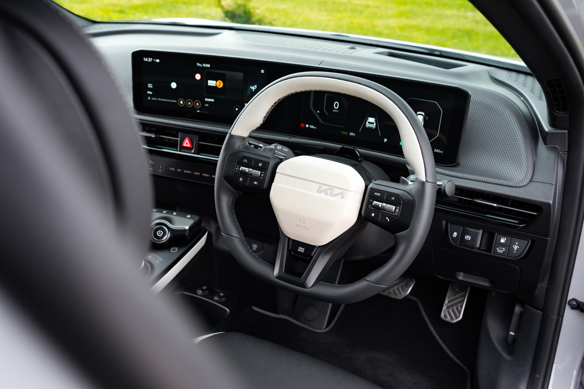 The two-tone steering wheel and the curved screens