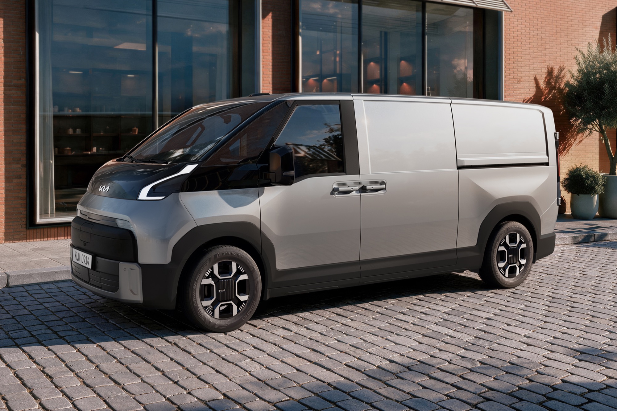 The Long, which is 5,350 mm of van on a 3,500 mm wheelbase
