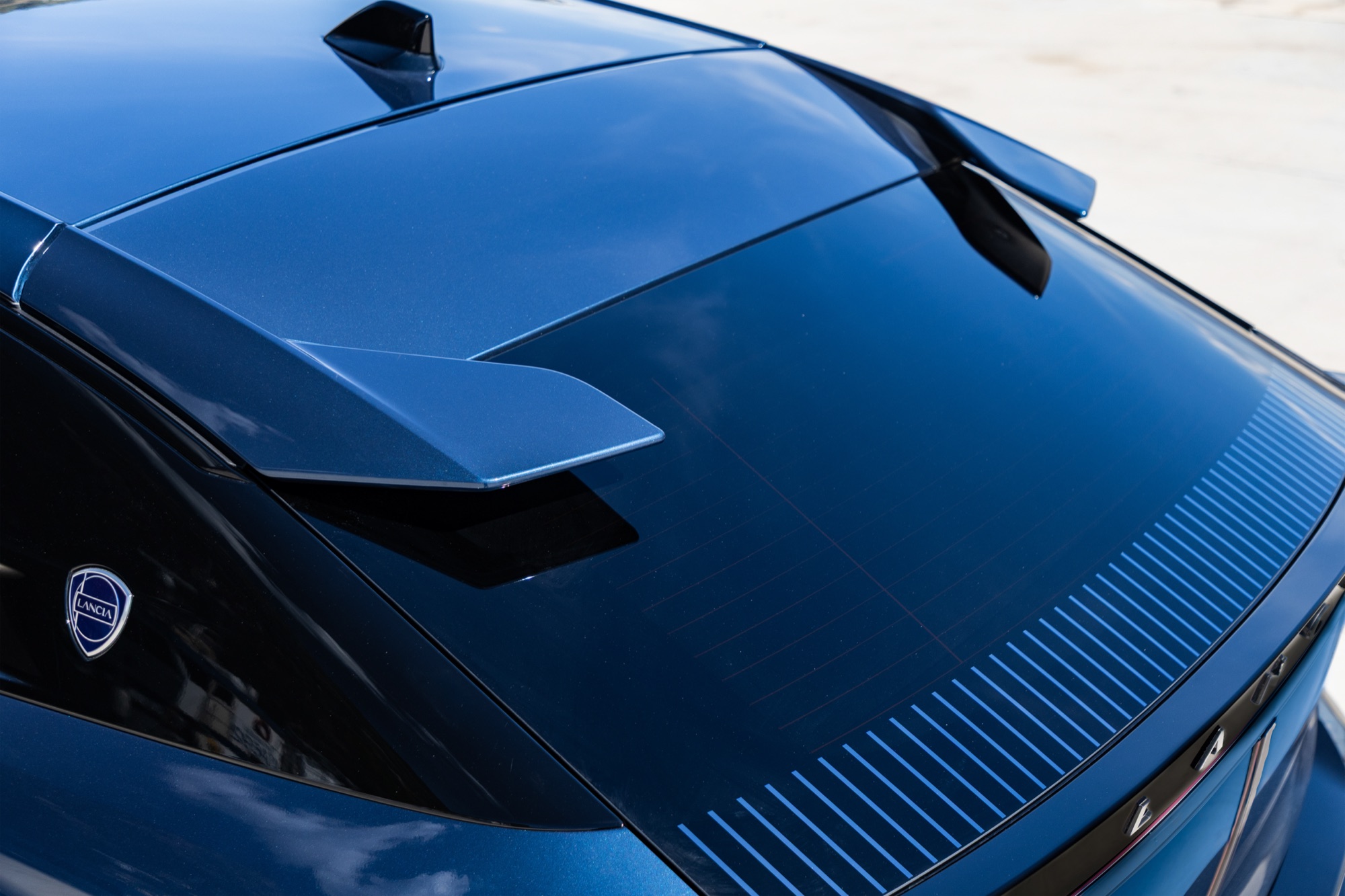 The floating aerodynamic fins, and the Veneziane screen-printed on the rear window