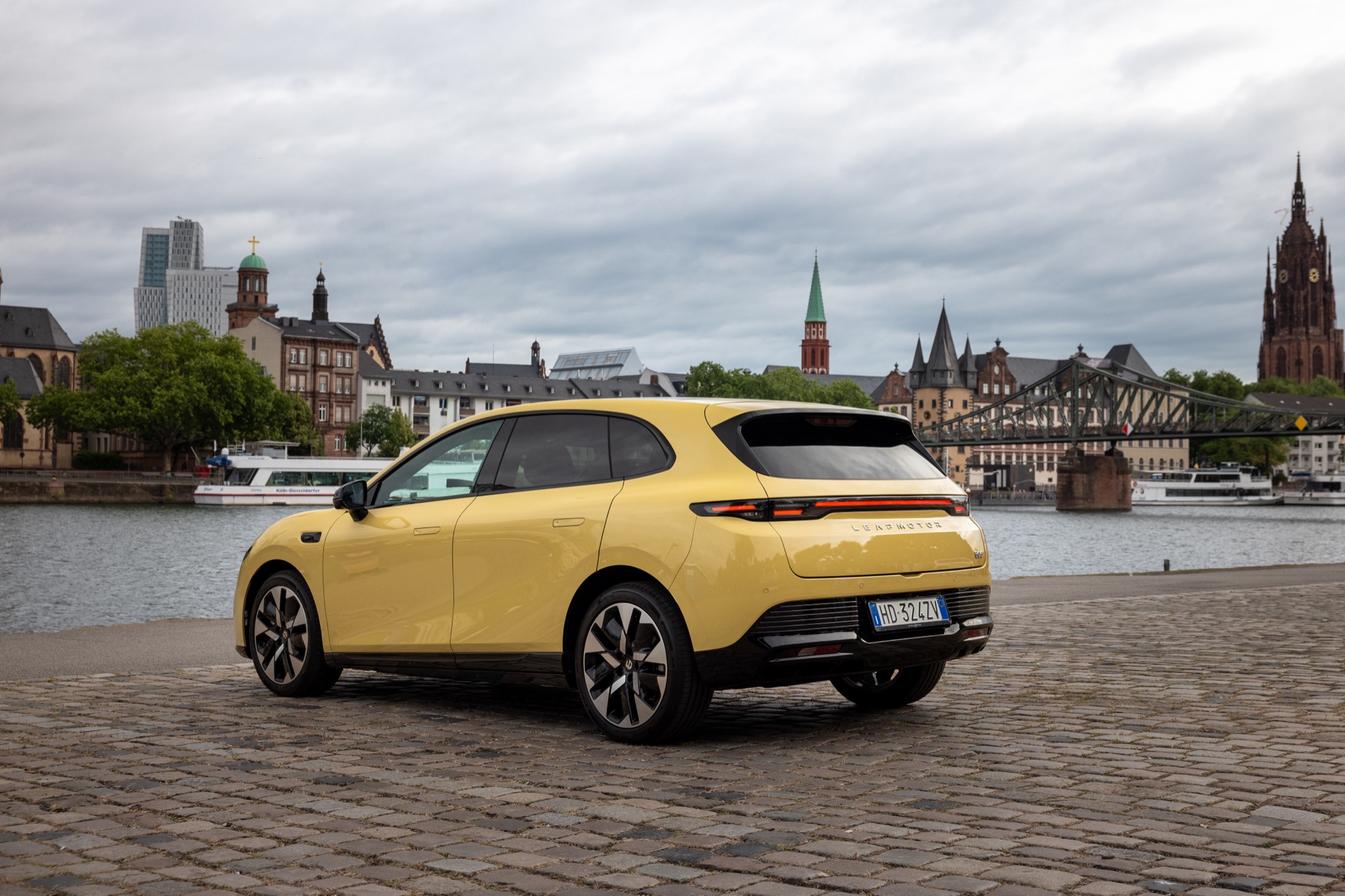 Leapmotor B05, rear three-quarter, in Lightning Yellow