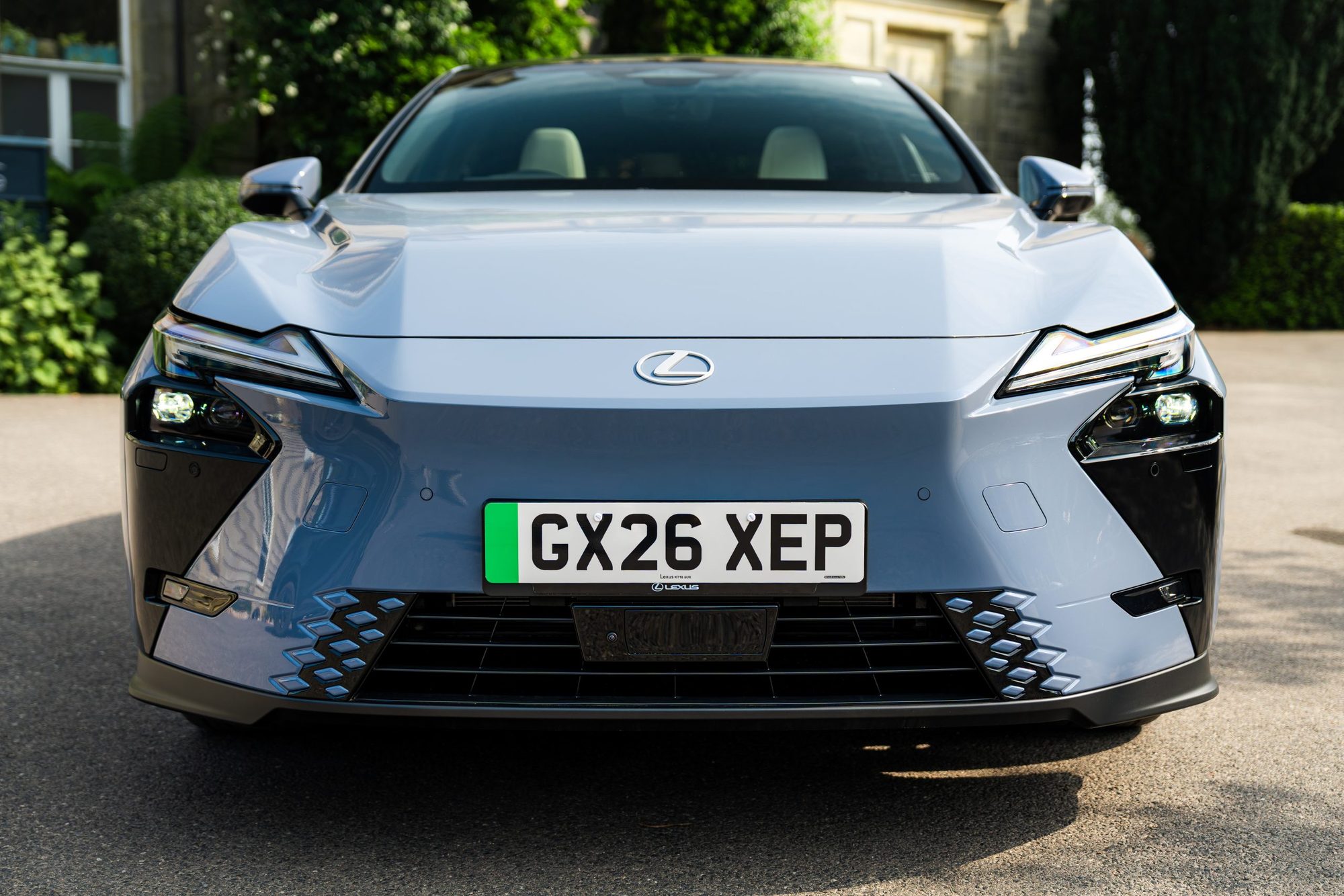 ES 350e, head on