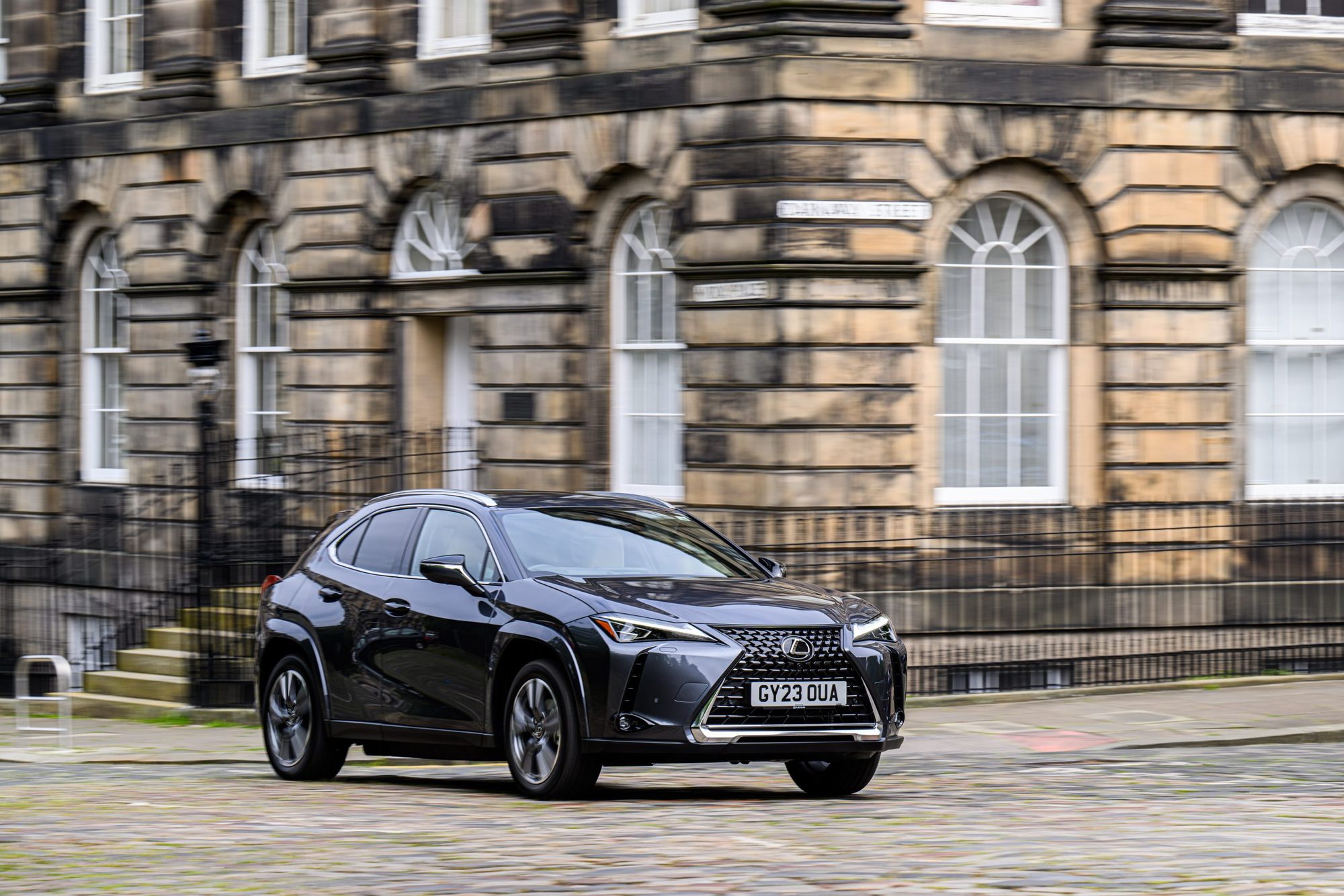 Lexus UX 300e, from the side