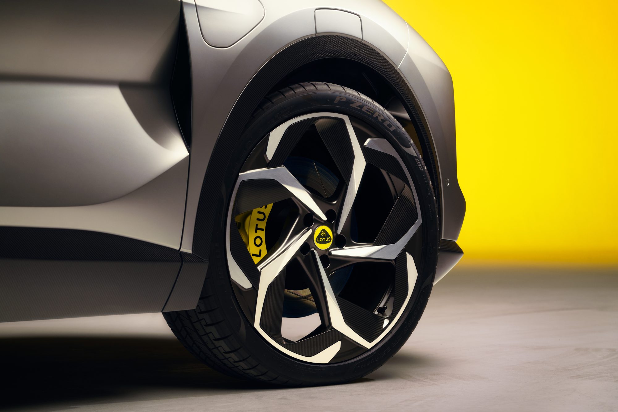 The Eletre's wheel and brake