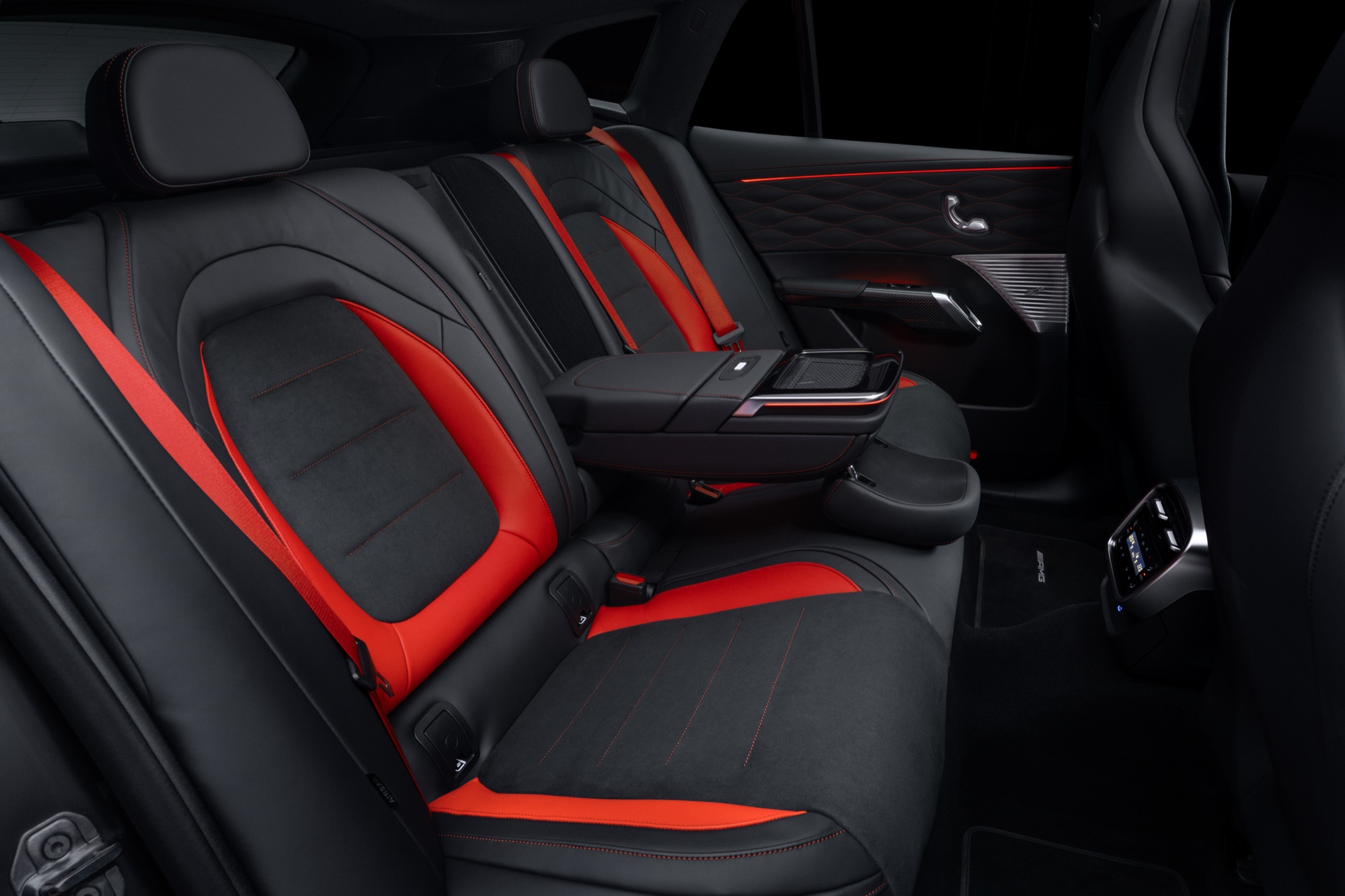 The three-seat rear bench