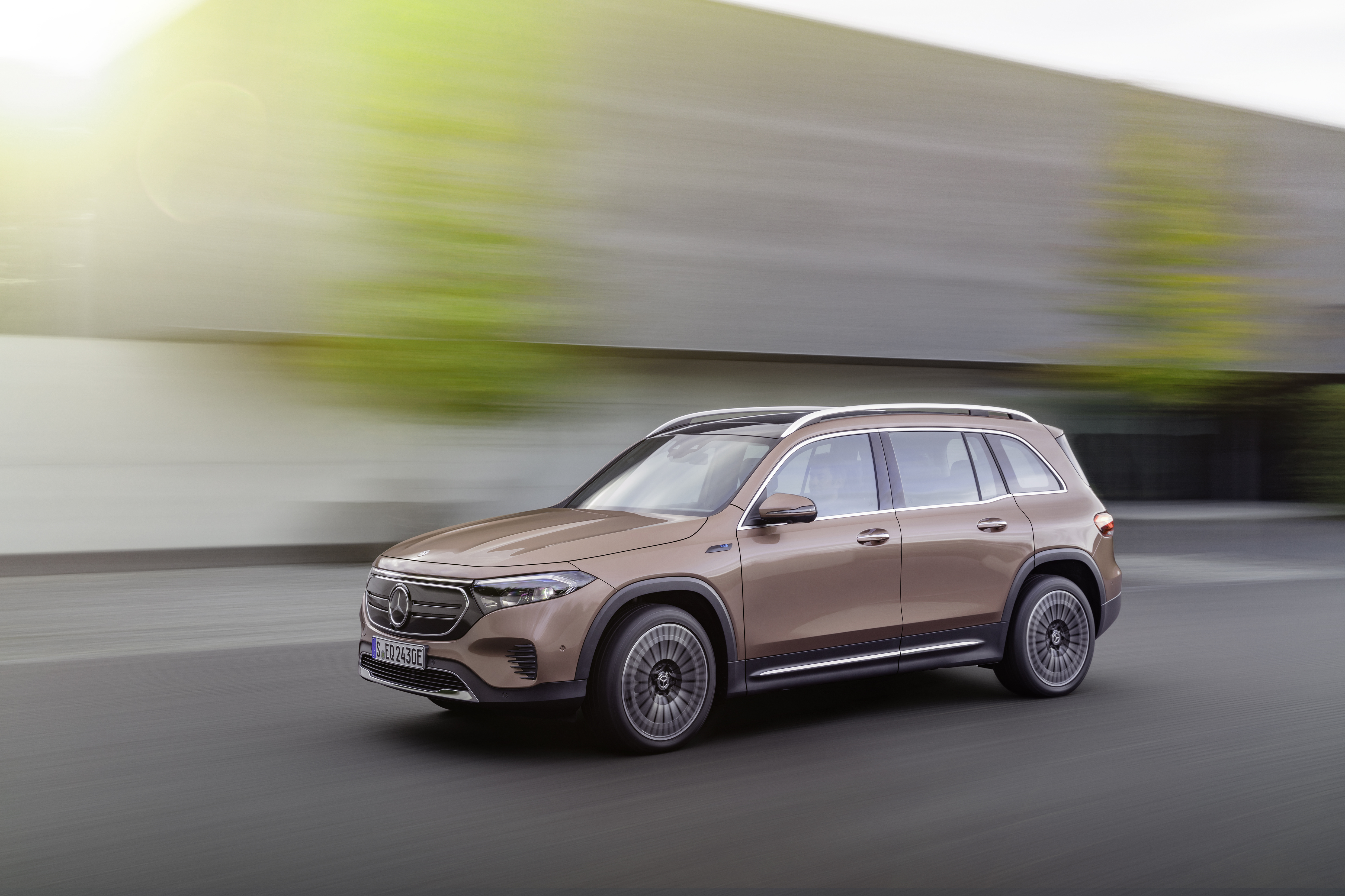 Mercedes-Benz gold EQB