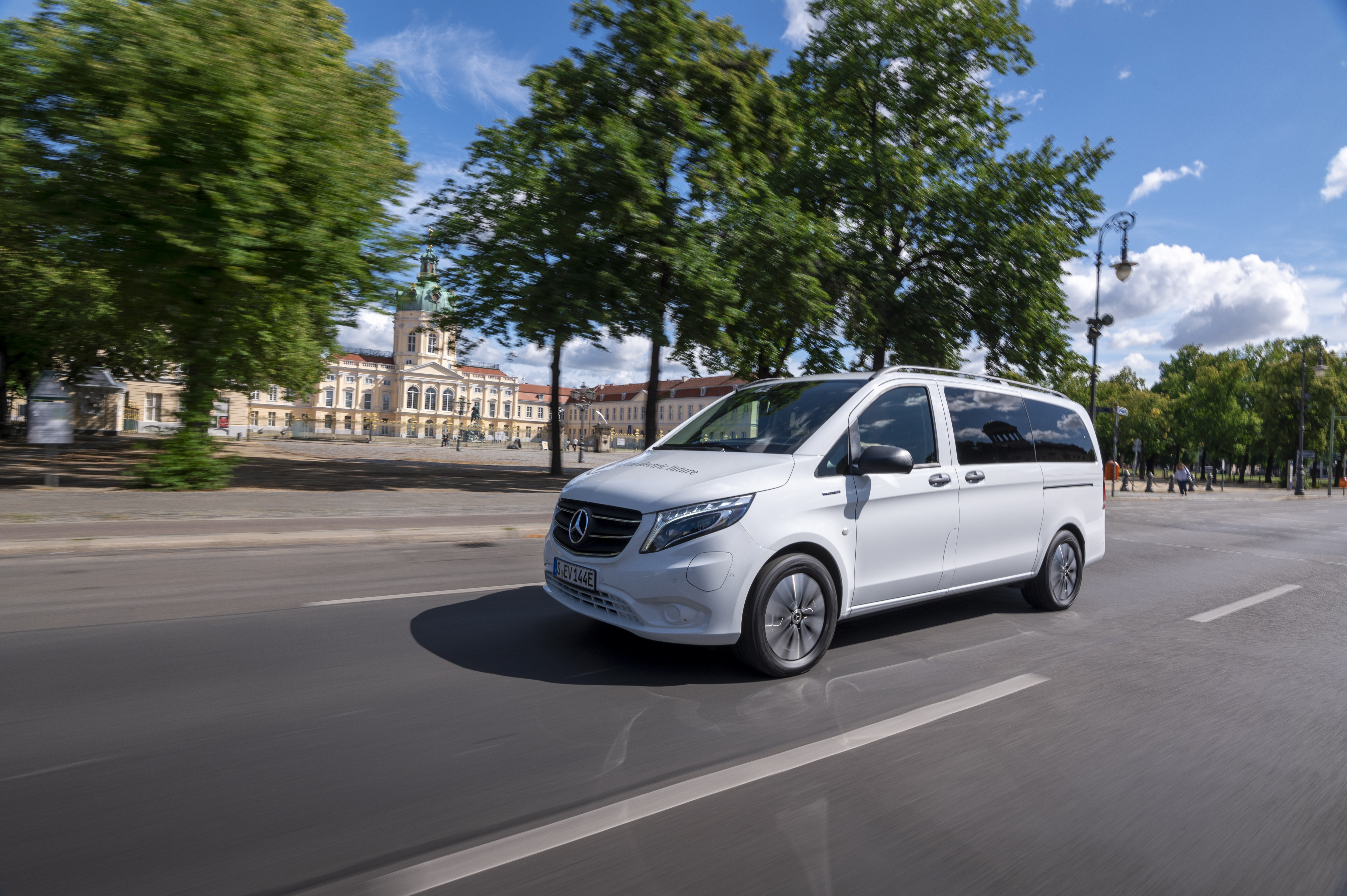 Mercedes-Benz eVito Tourer driving