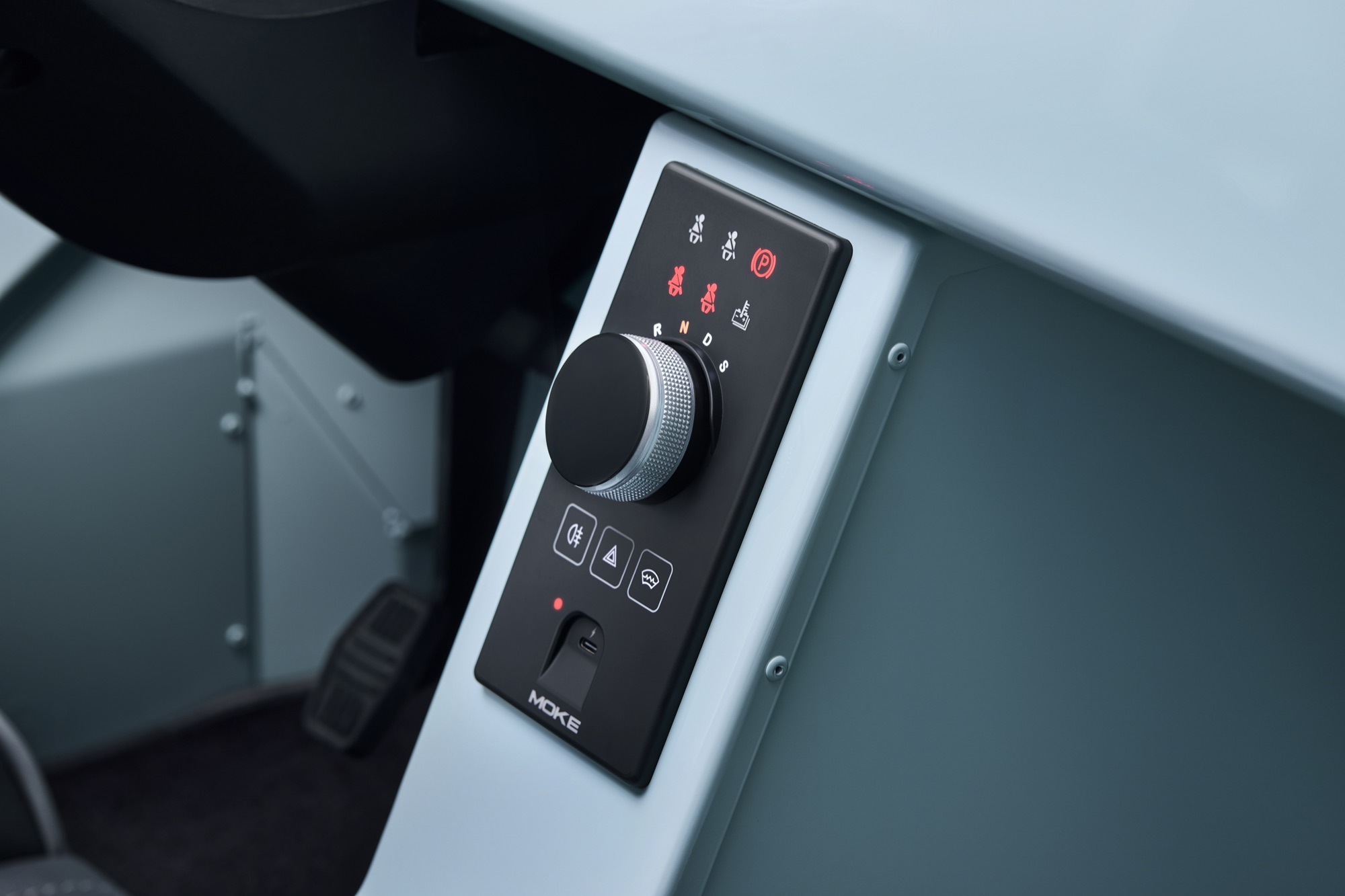 The rotary gear selector, and the warning lights above it