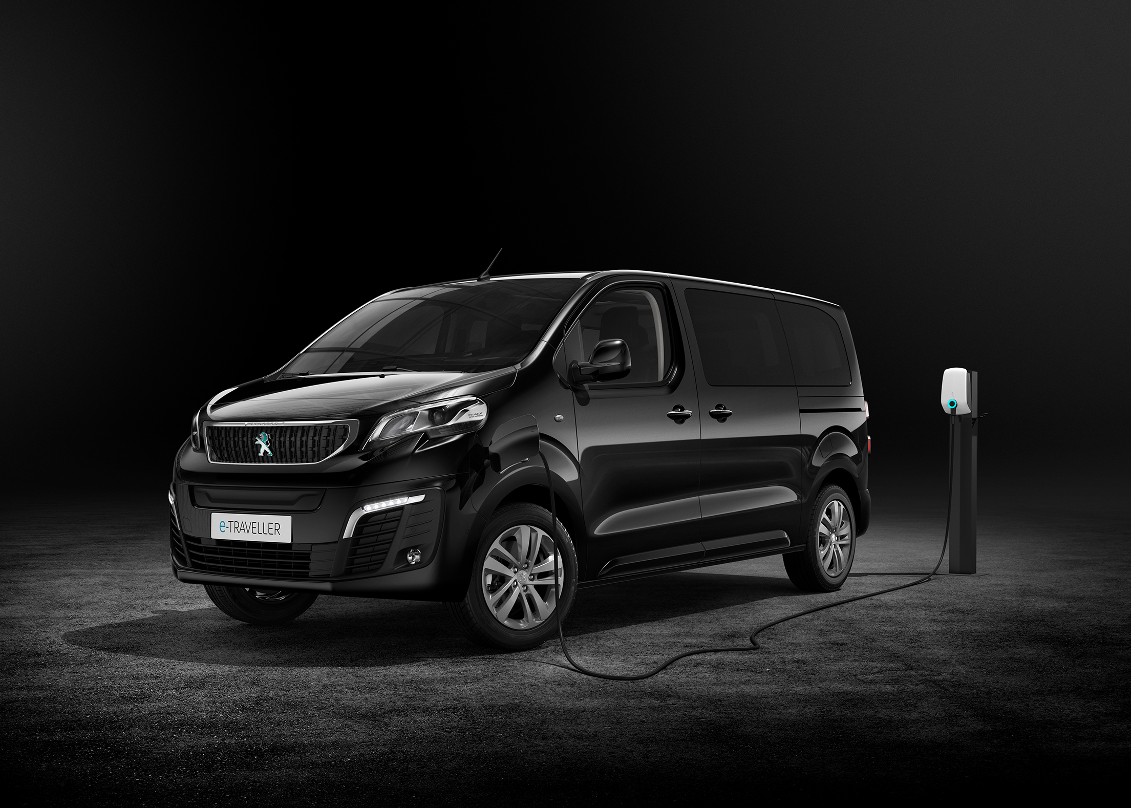 Peugeot e-TRAVELLER charging