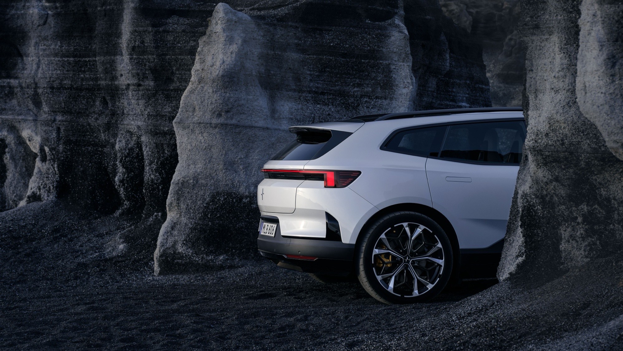 The rear quarter and the 22 inch Performance wheel