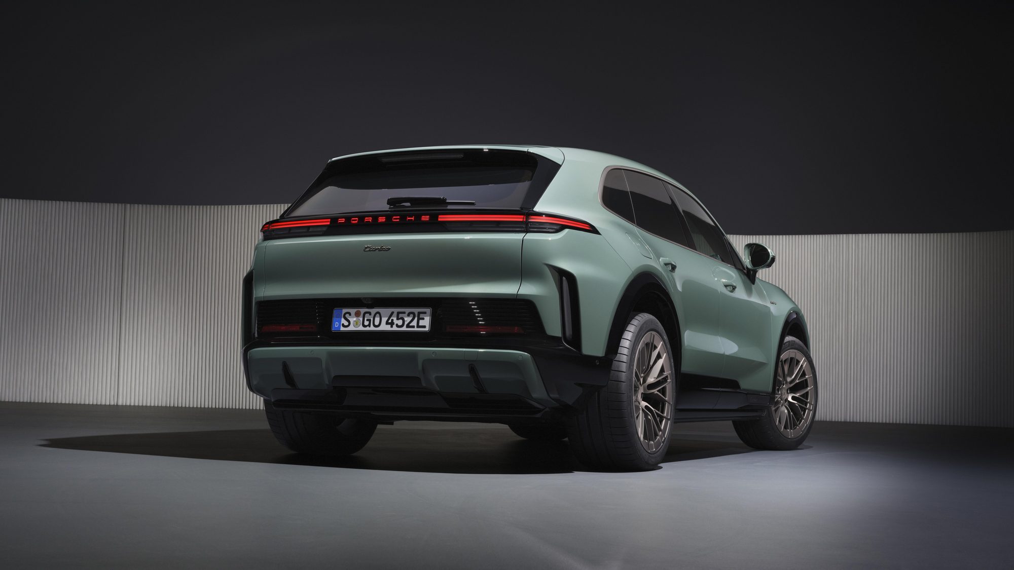 Cayenne Electric, rear three-quarter