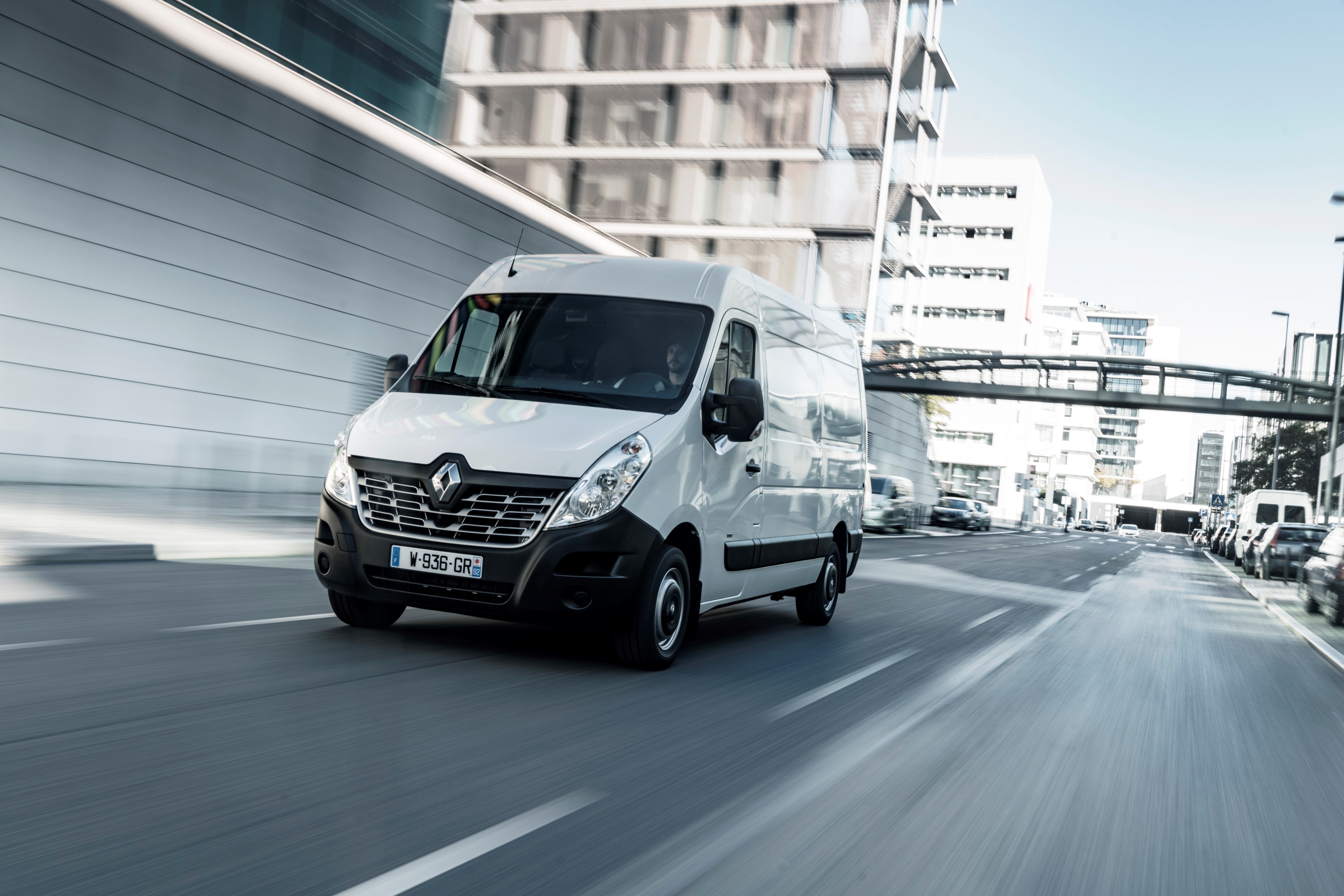 Renault MASTER Z.E. driving
