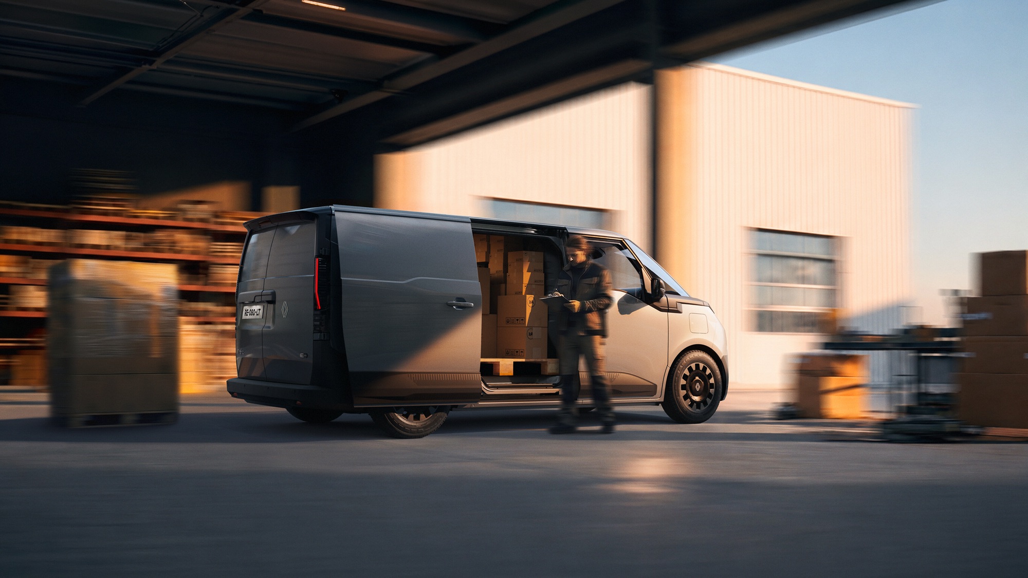 Loading through the side door: 1.30 m between the wheel arches, and a 53 cm load floor