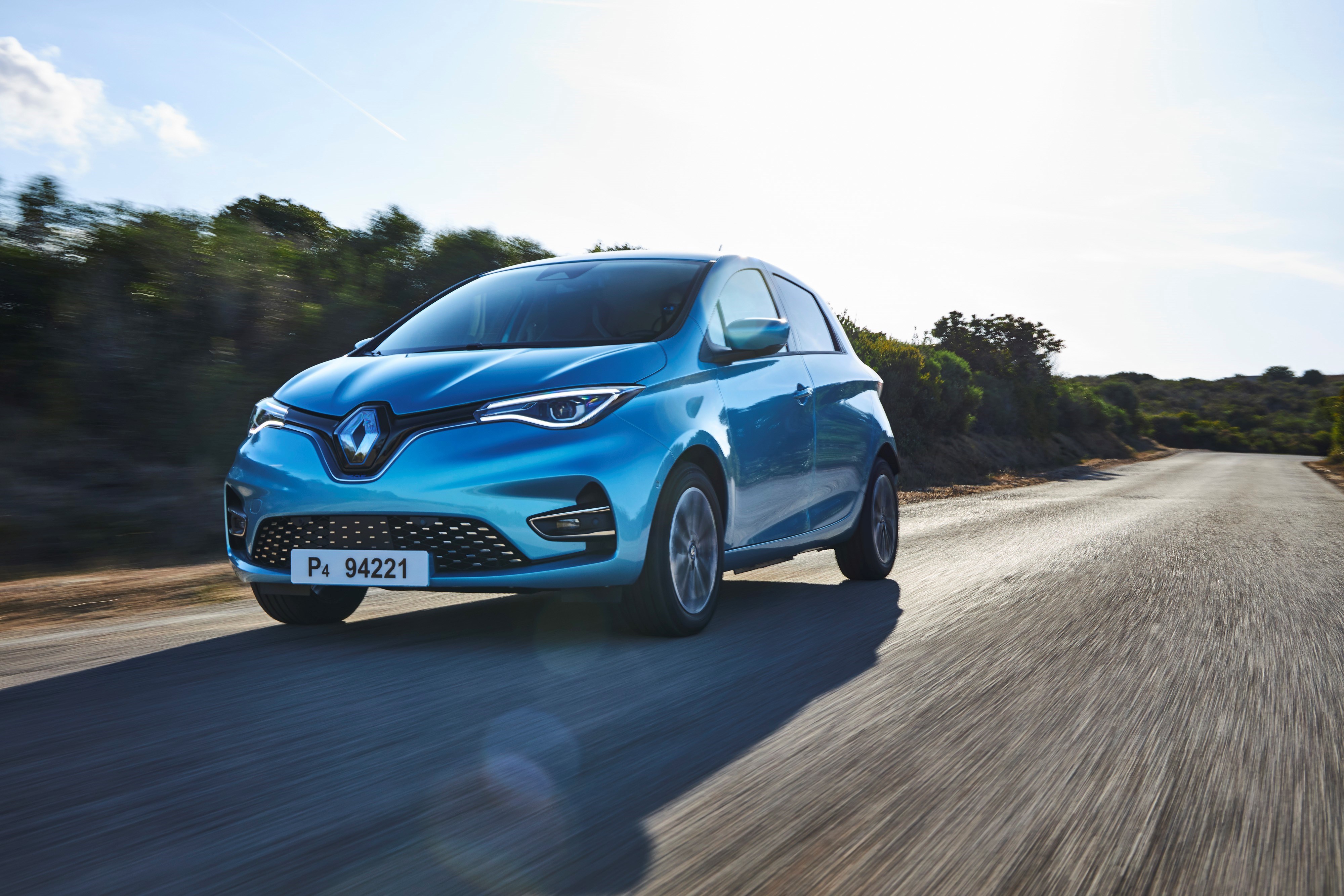 Renault ZOE driving in Celadon Blue colour