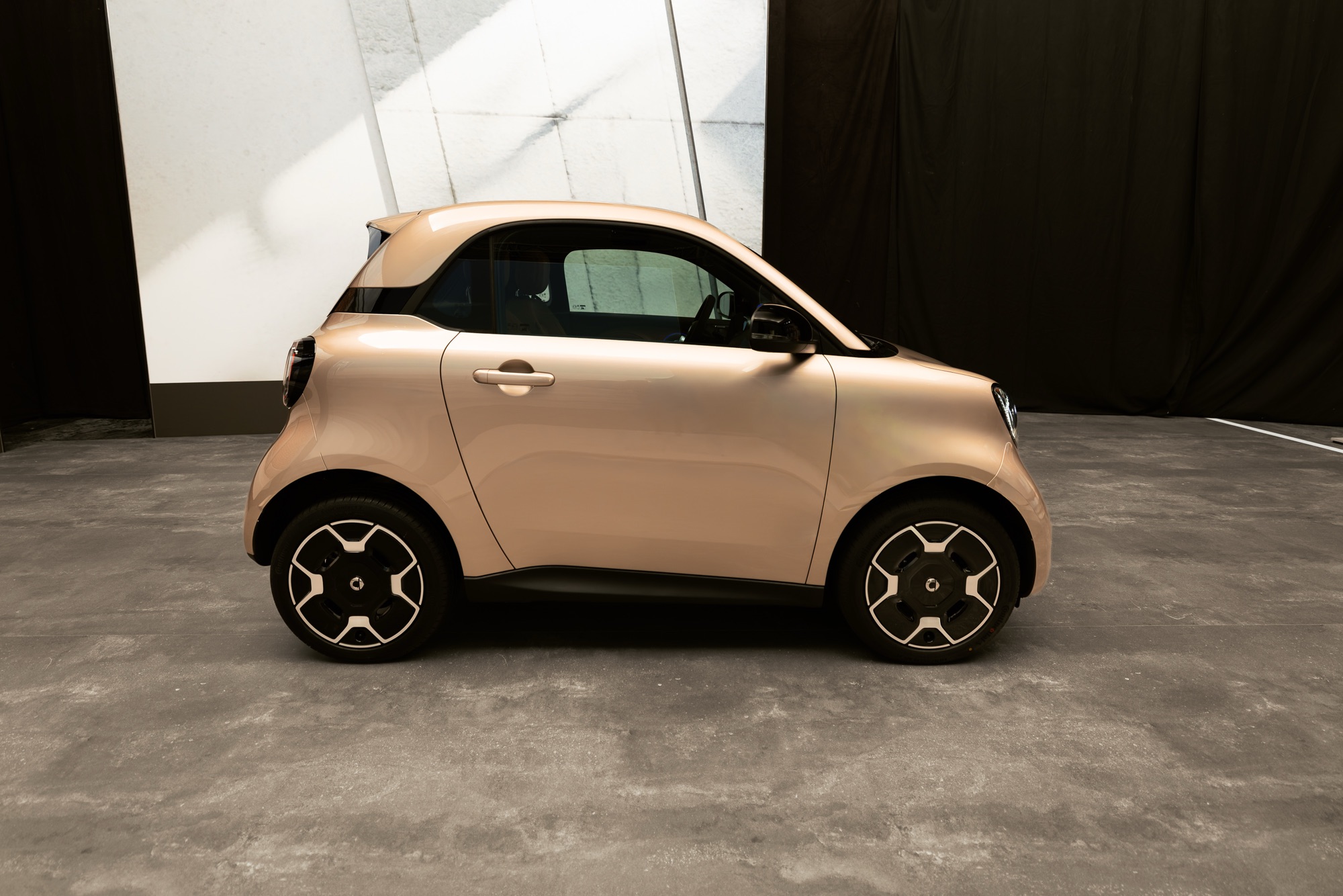 smart #2 in Platinum Gold, from the side