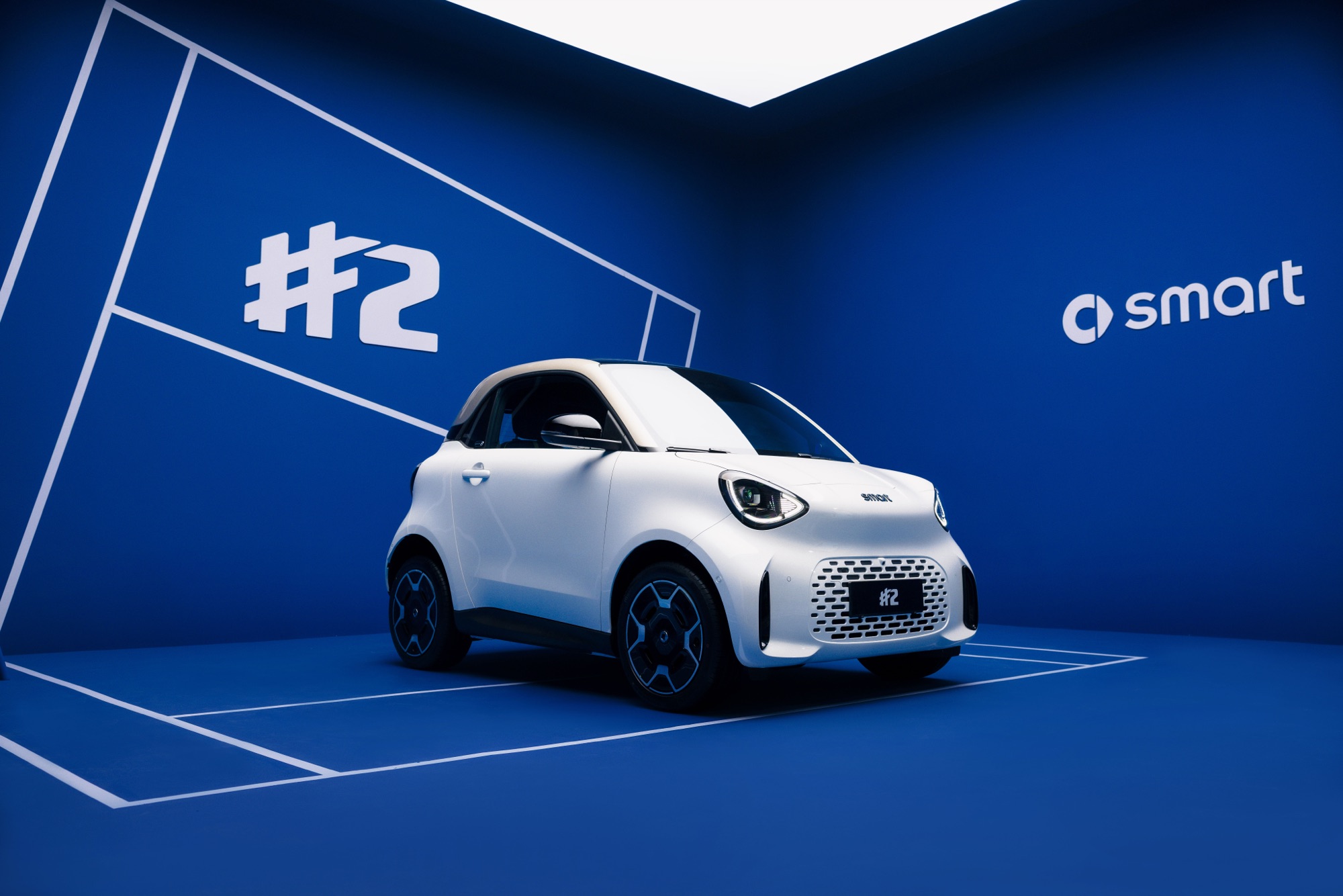 smart #2 in Digital White, with a gold roof