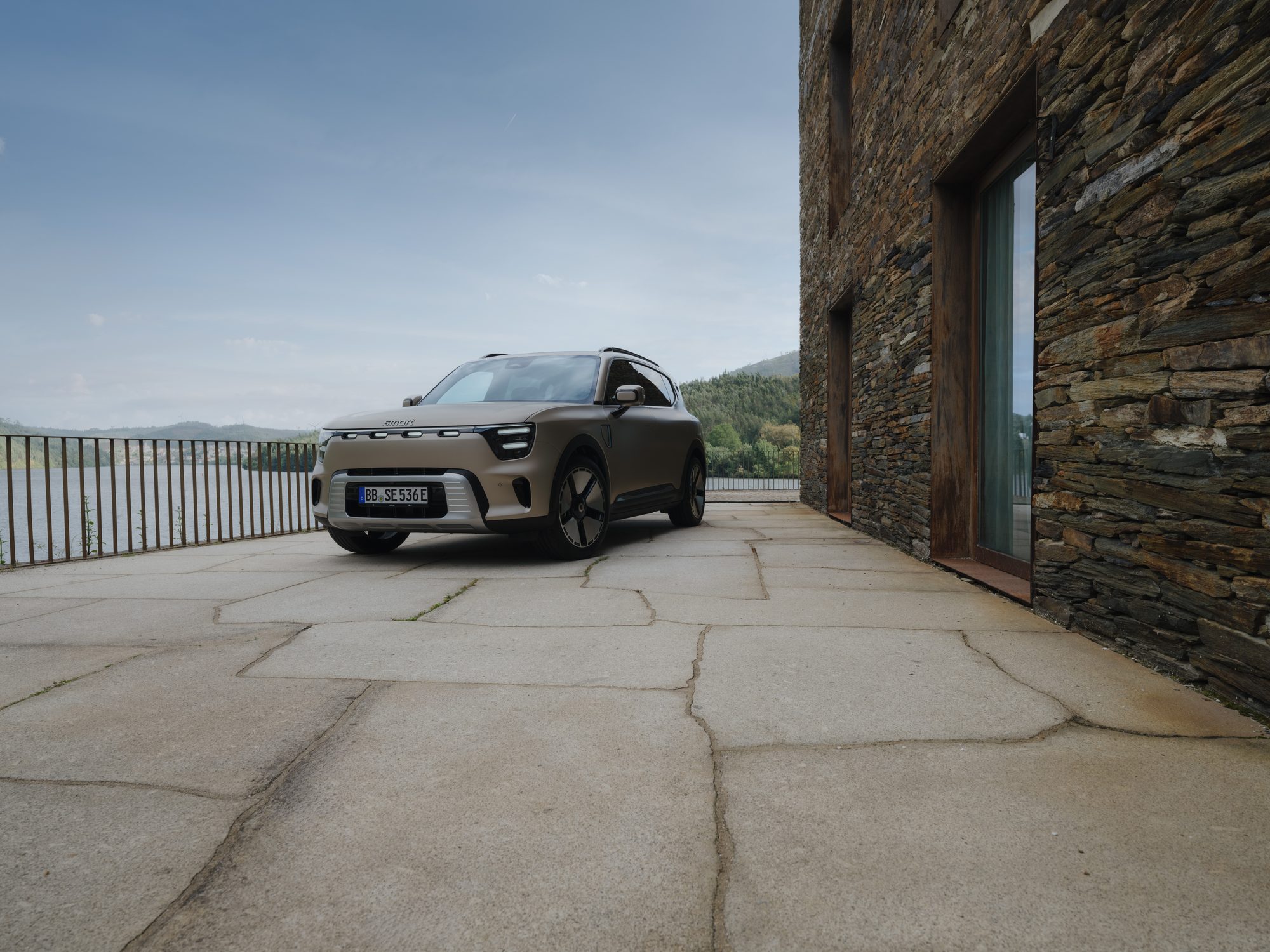 smart #5 against a stone wall
