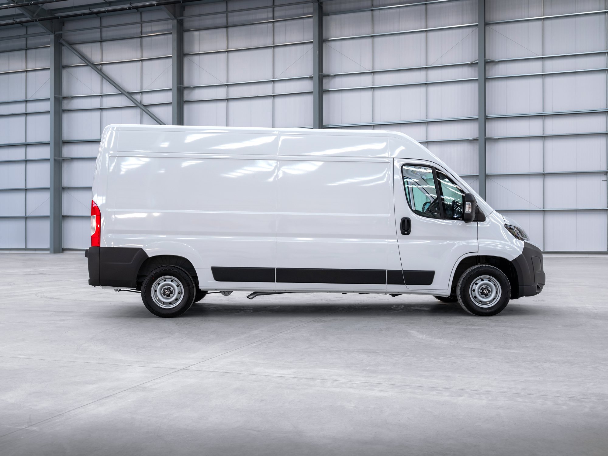 Toyota Proace Max Electric, from the side