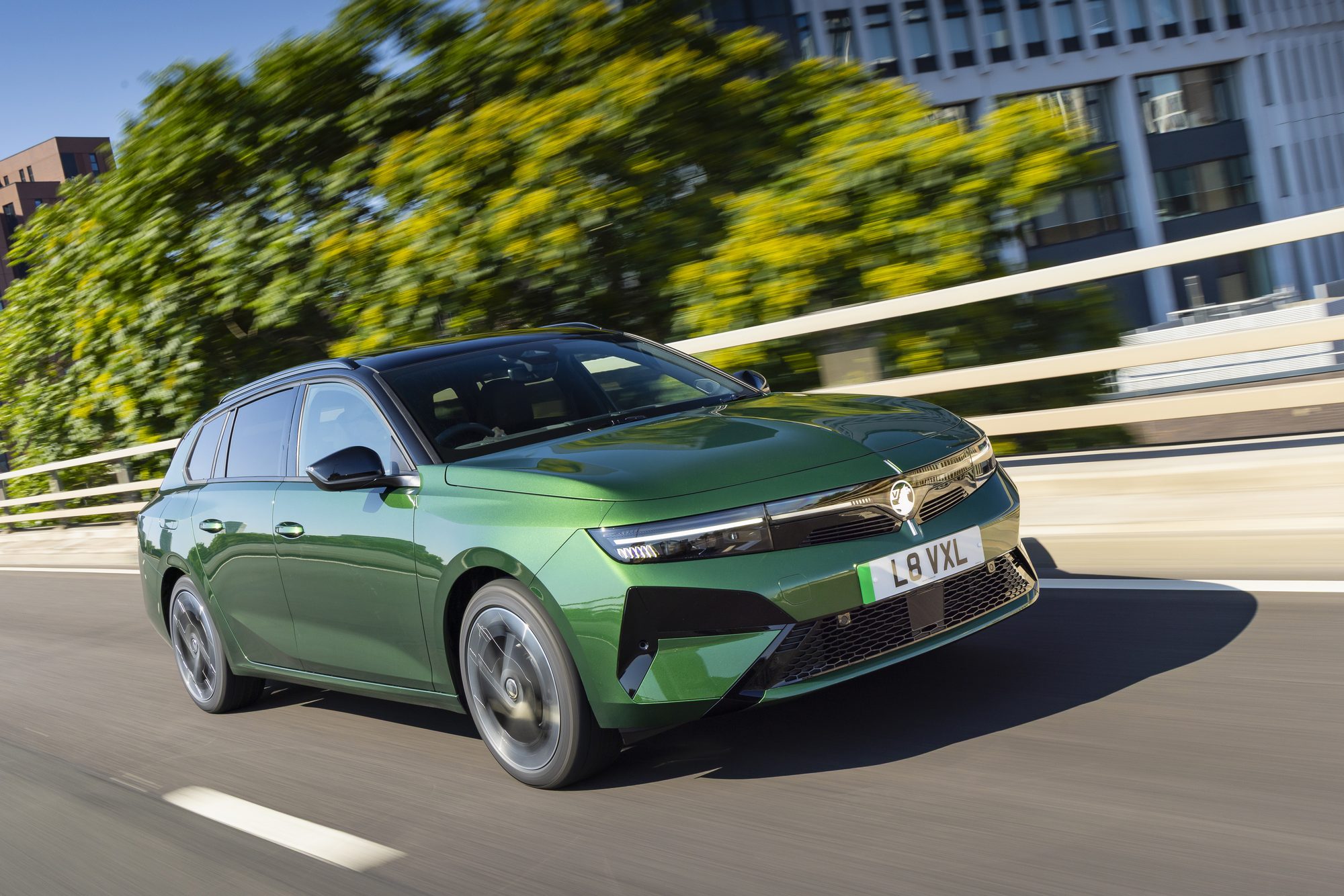 Astra Sports Tourer Electric, head on