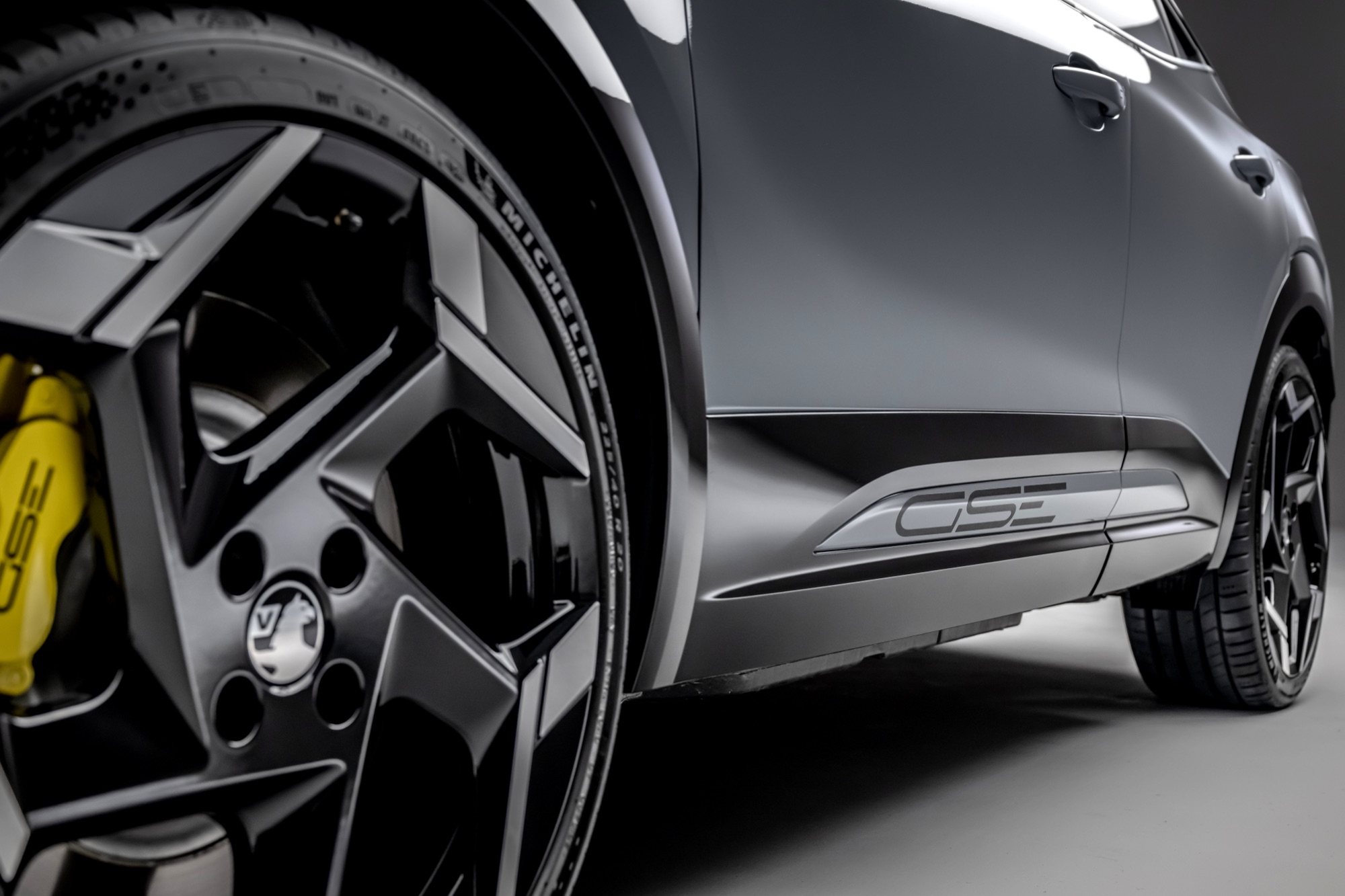 Wheel and GSE side panel
