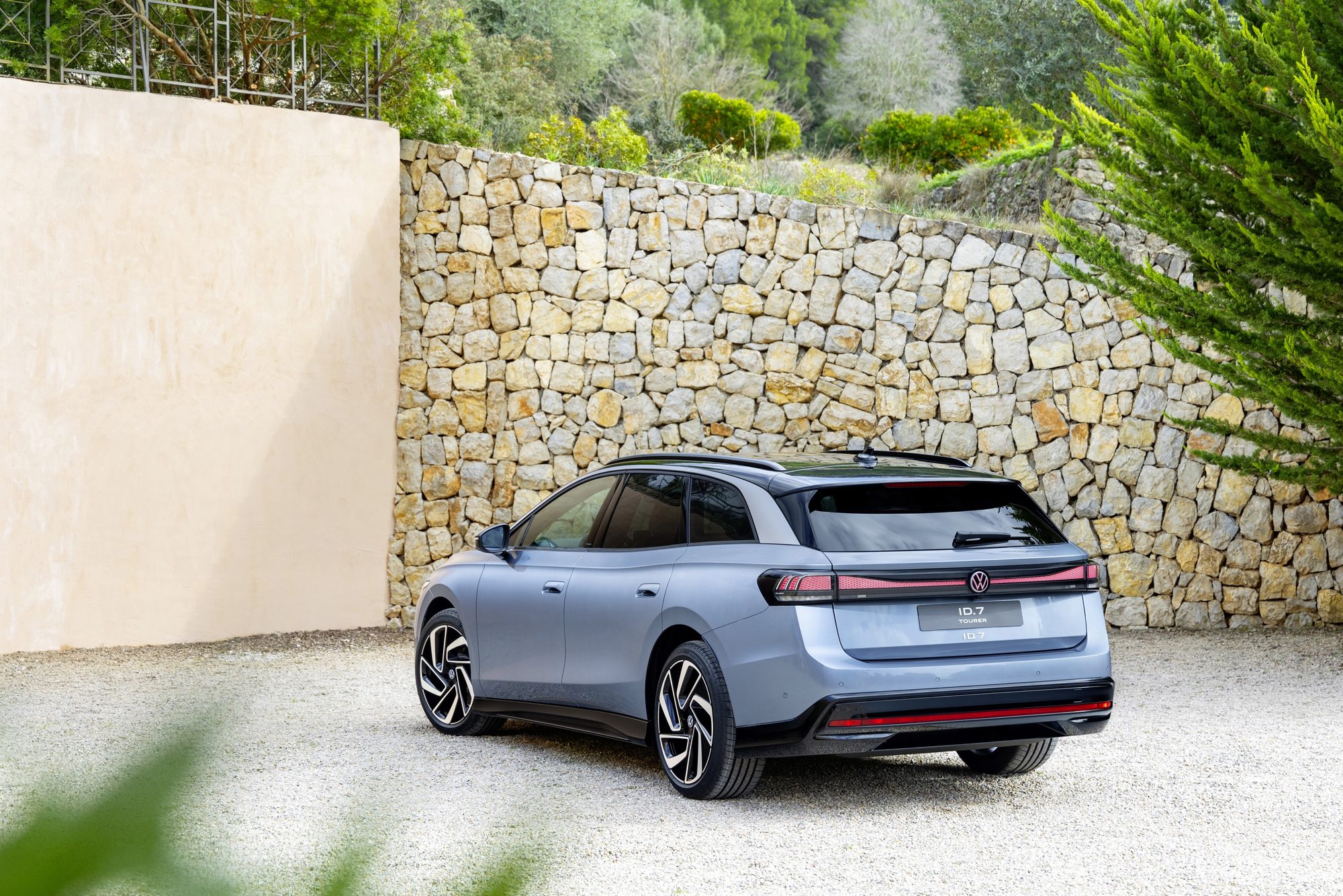 ID.7 Tourer, rear three-quarter