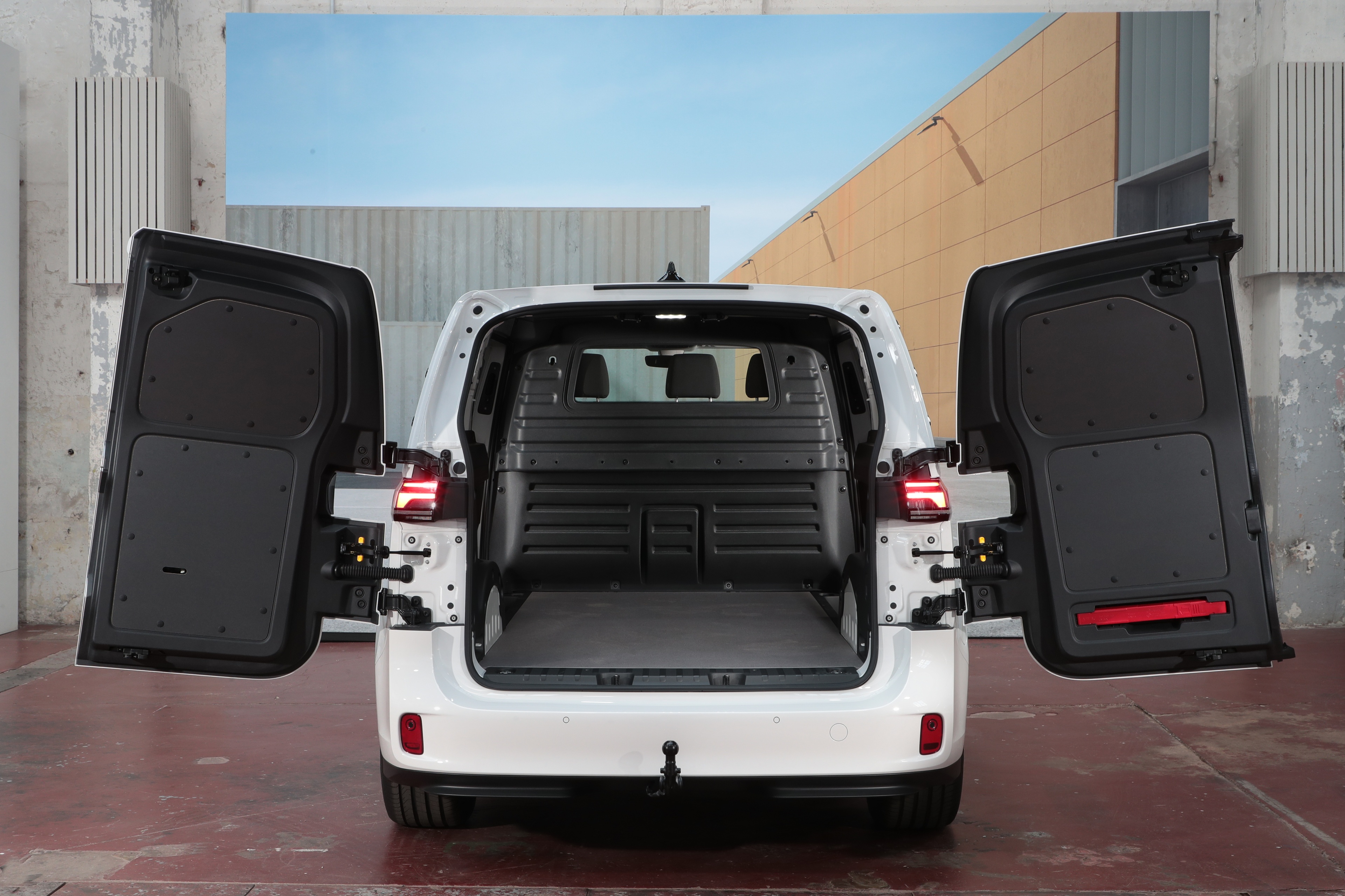 Rear wing doors, open on the wooden load floor