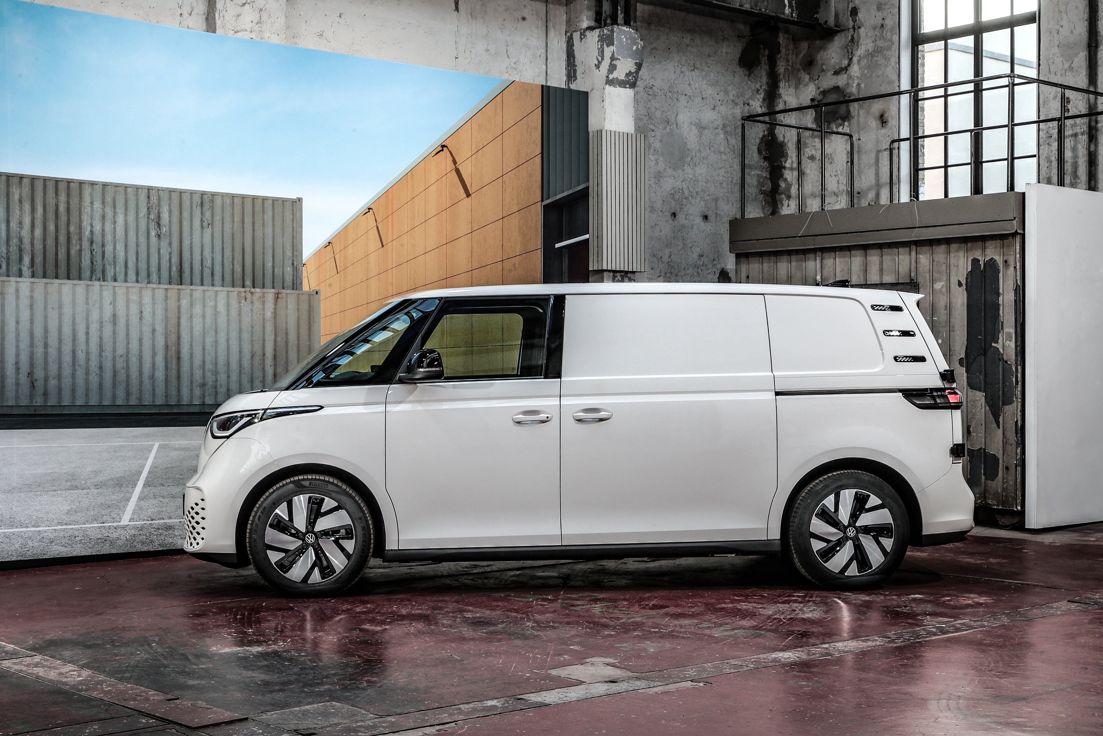 ID. Buzz Cargo LWB, from the side: 250 mm longer between the wheels