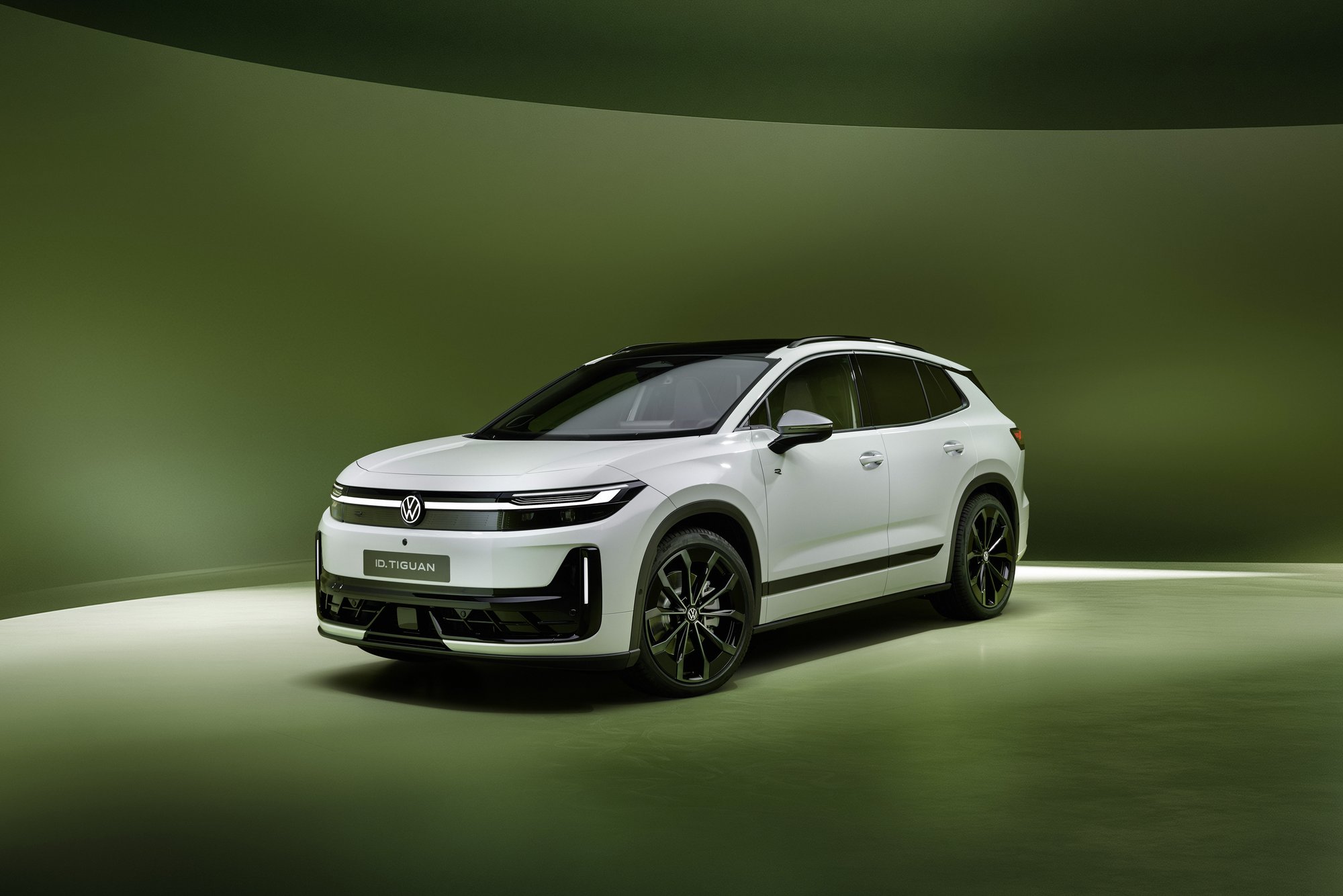 ID. Tiguan R-Line, with its own bumper and vertical light strips