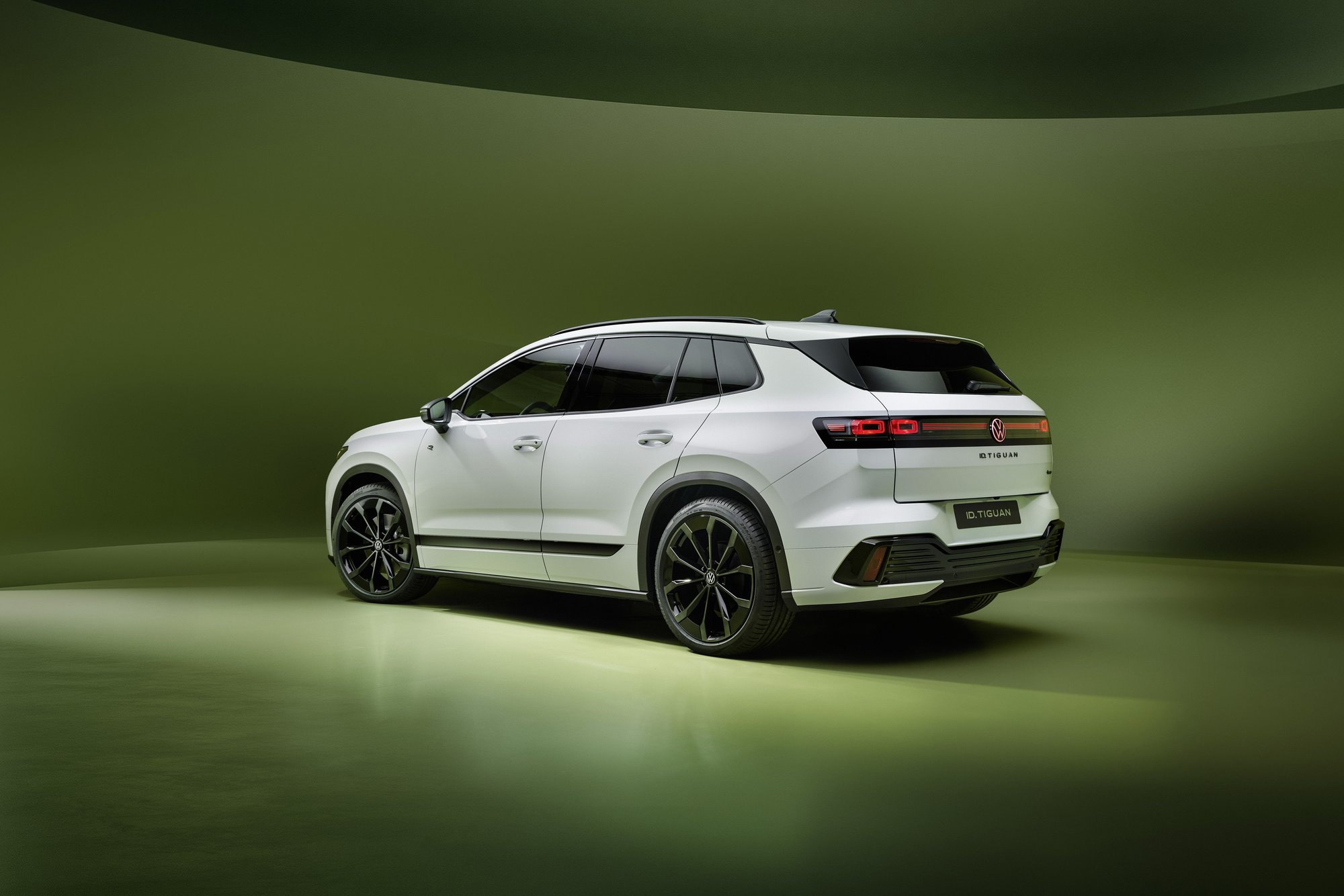 ID. Tiguan R-Line, rear three-quarter