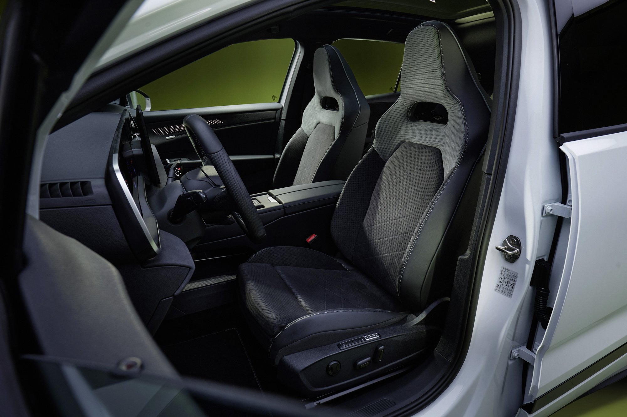 R-Line sport seats with integrated head restraints