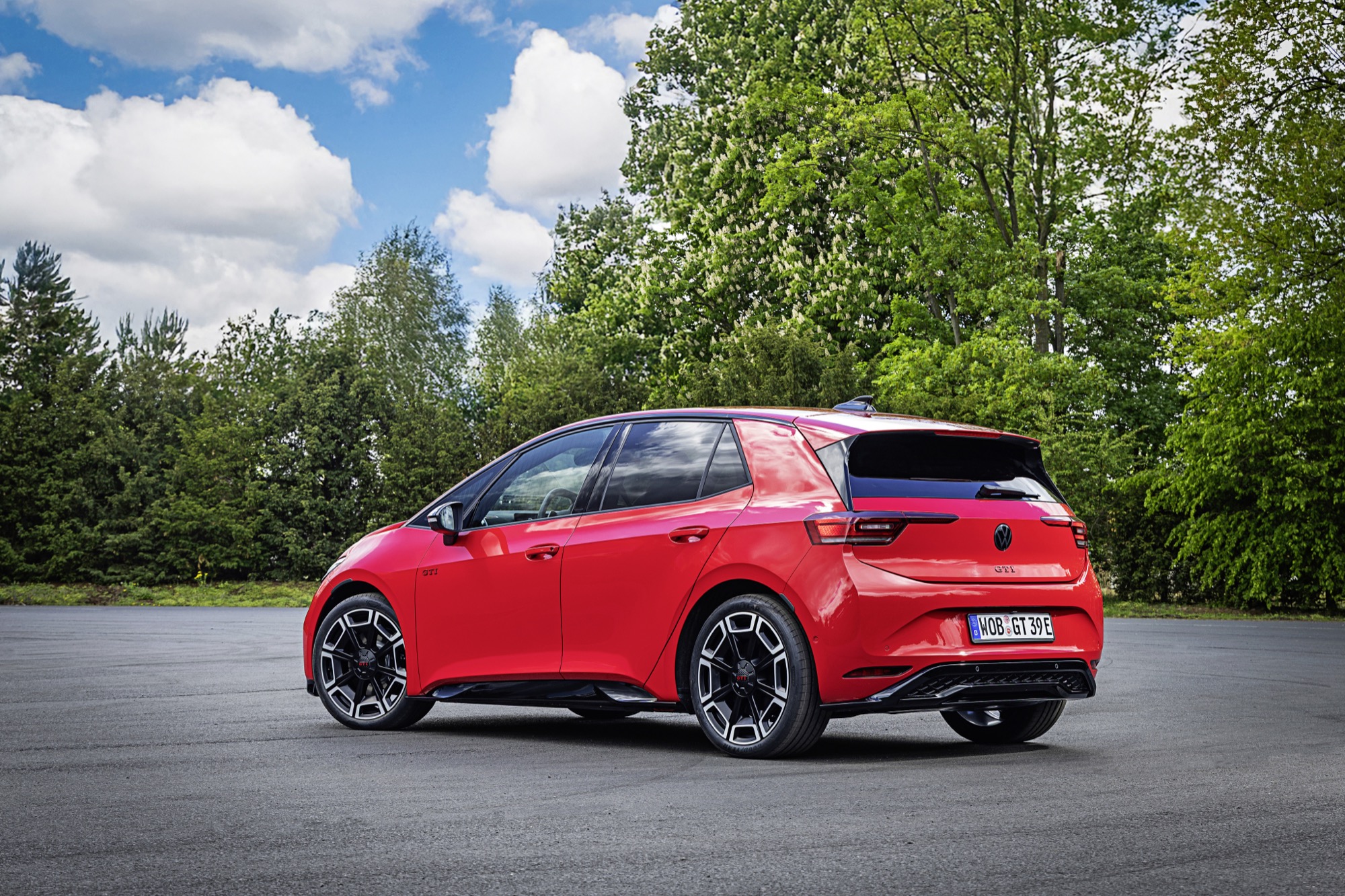 ID.3 GTI from behind: roof, spoiler and boot lid in the body colour