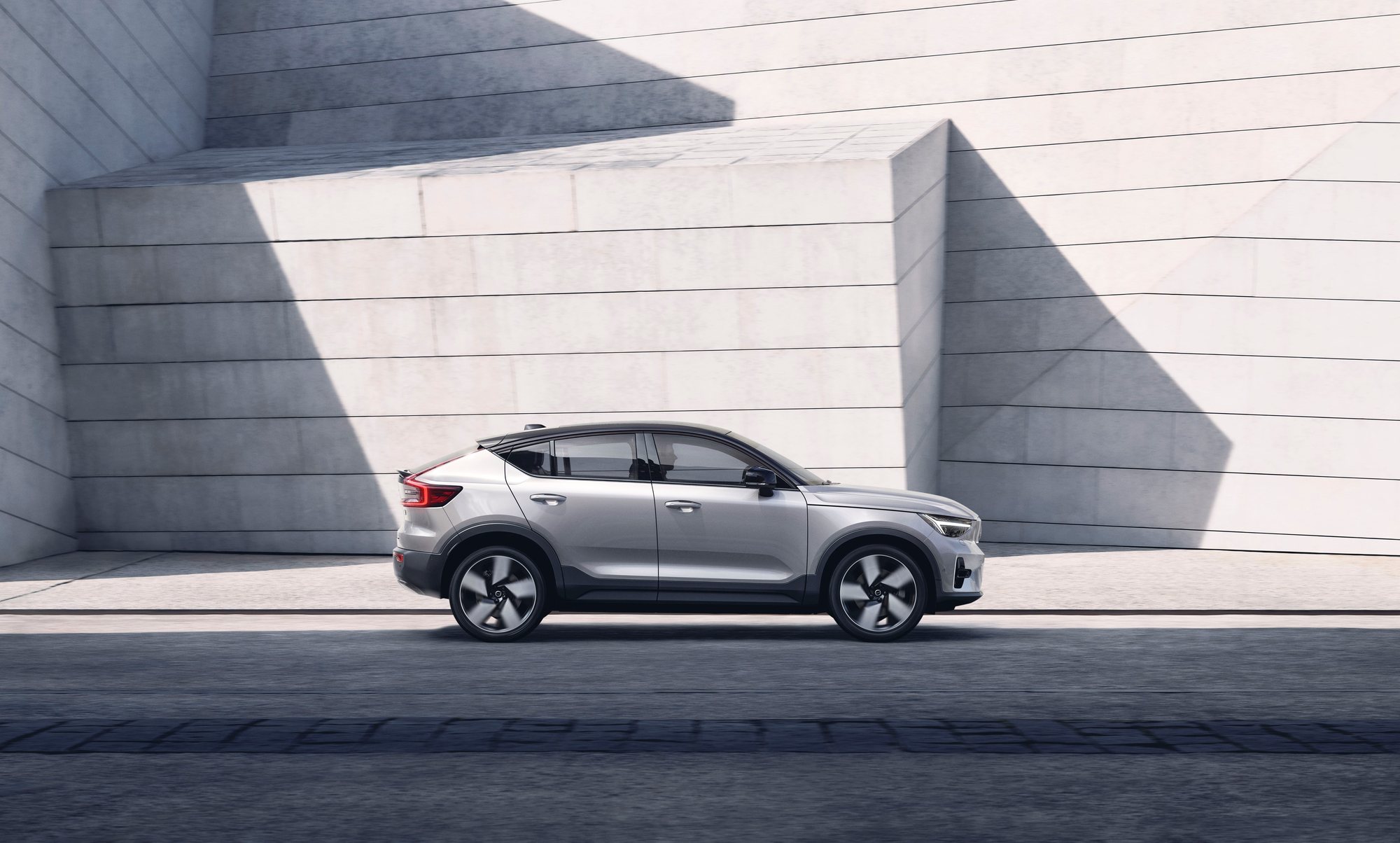 Volvo C40 Recharge, from the side