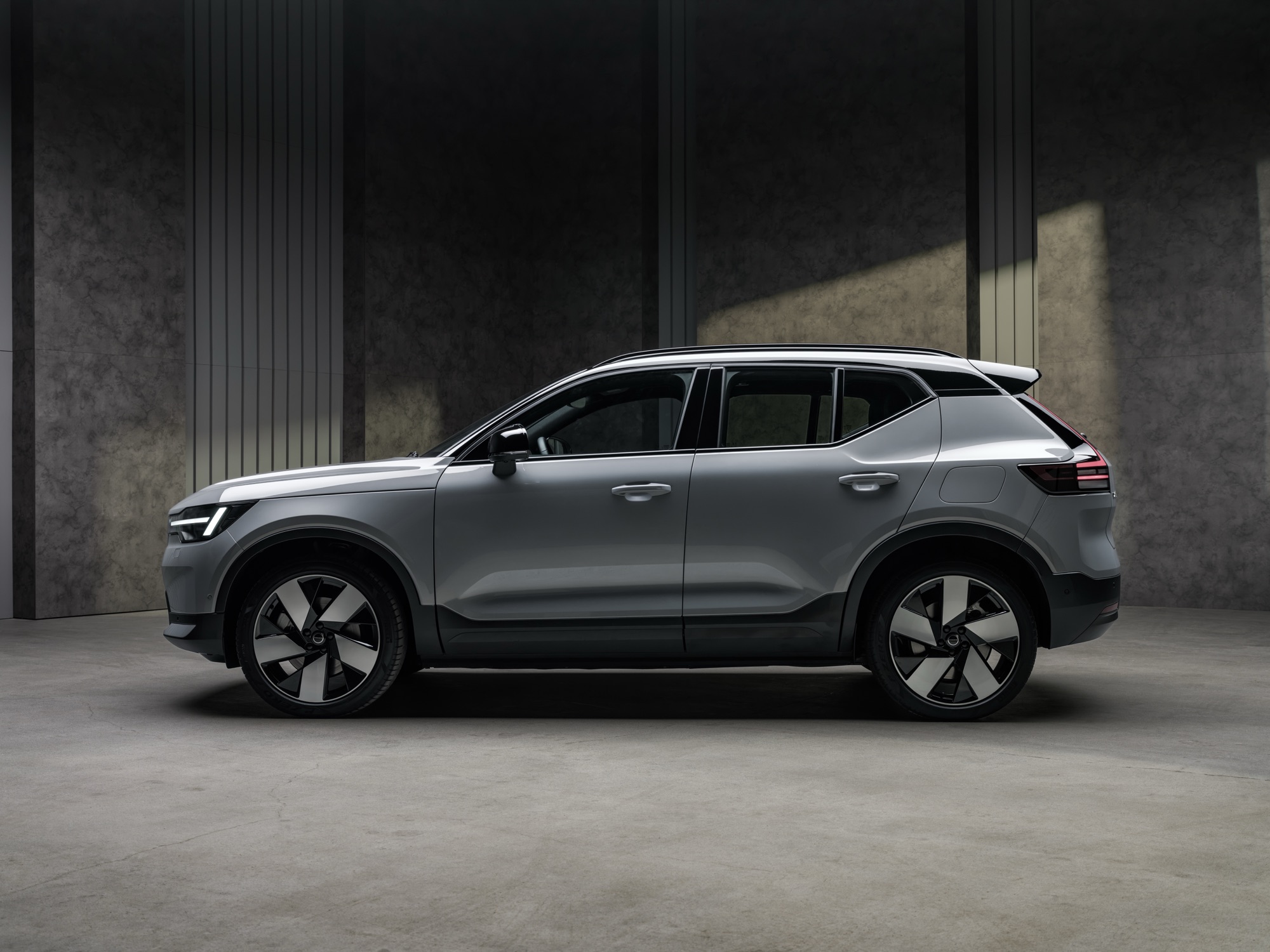 The 2027 EX40 from the side