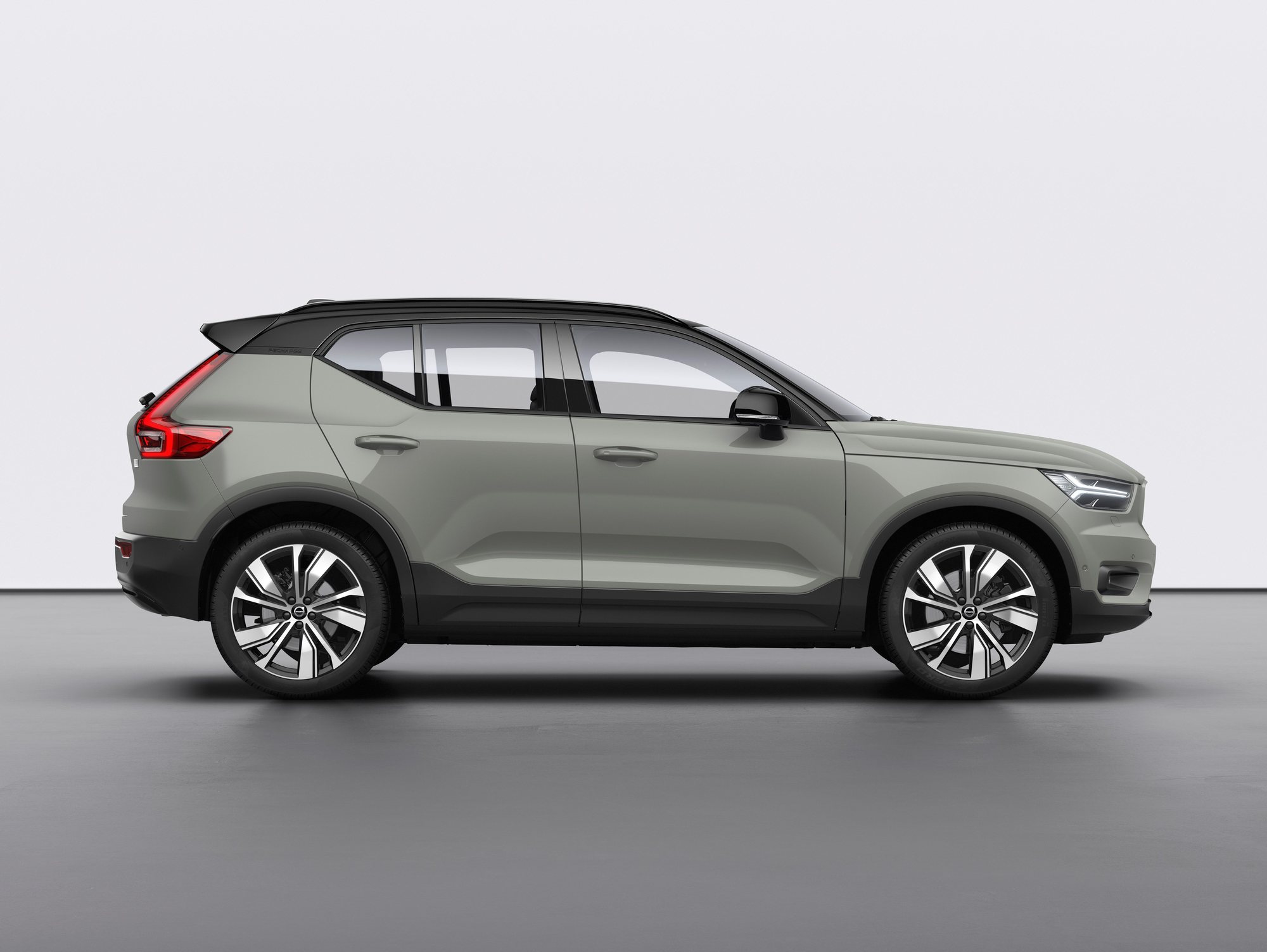 Volvo XC40 Recharge, from the side