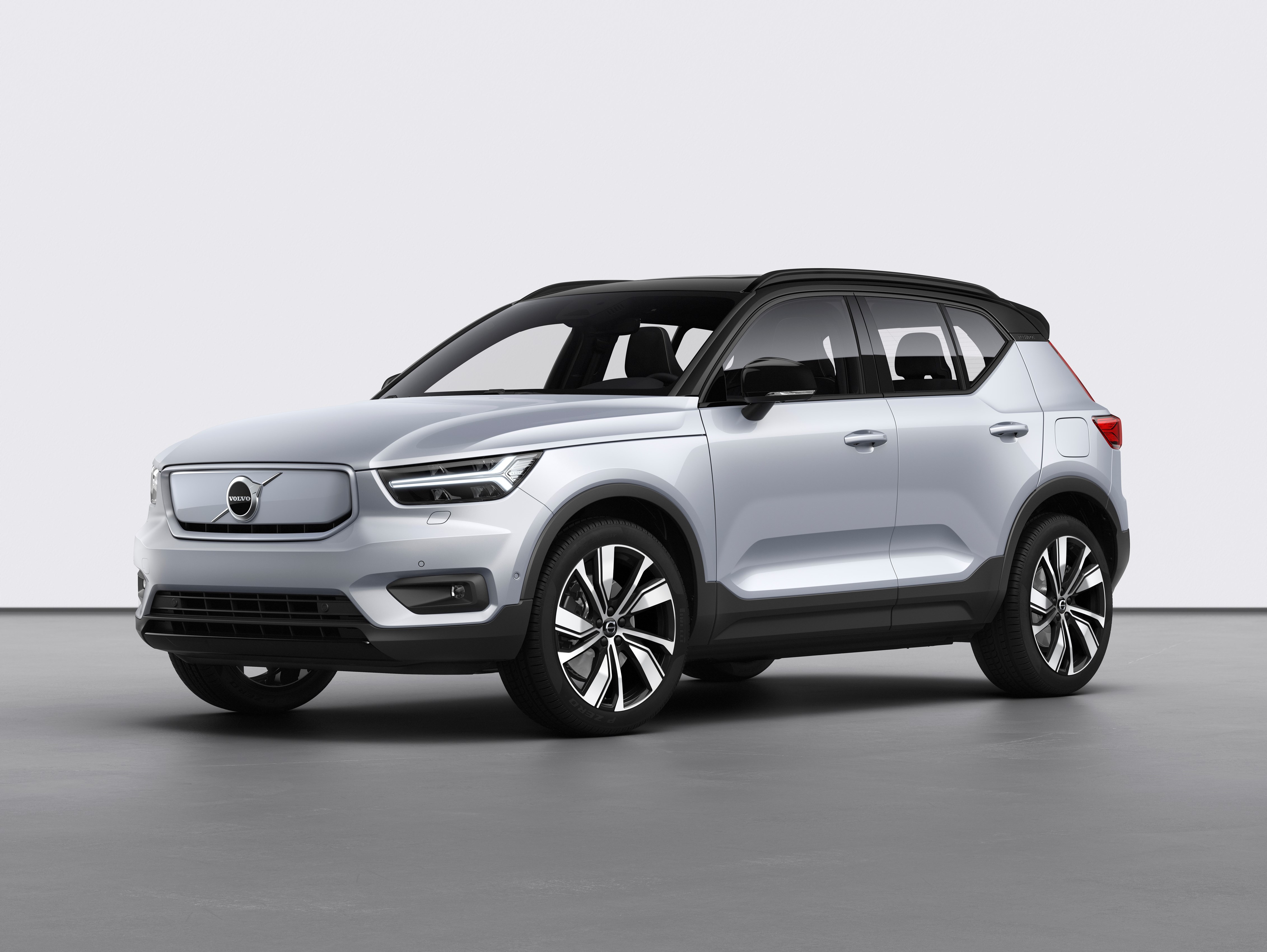 Volvo SC40 Recharge in Glacier Silver colour